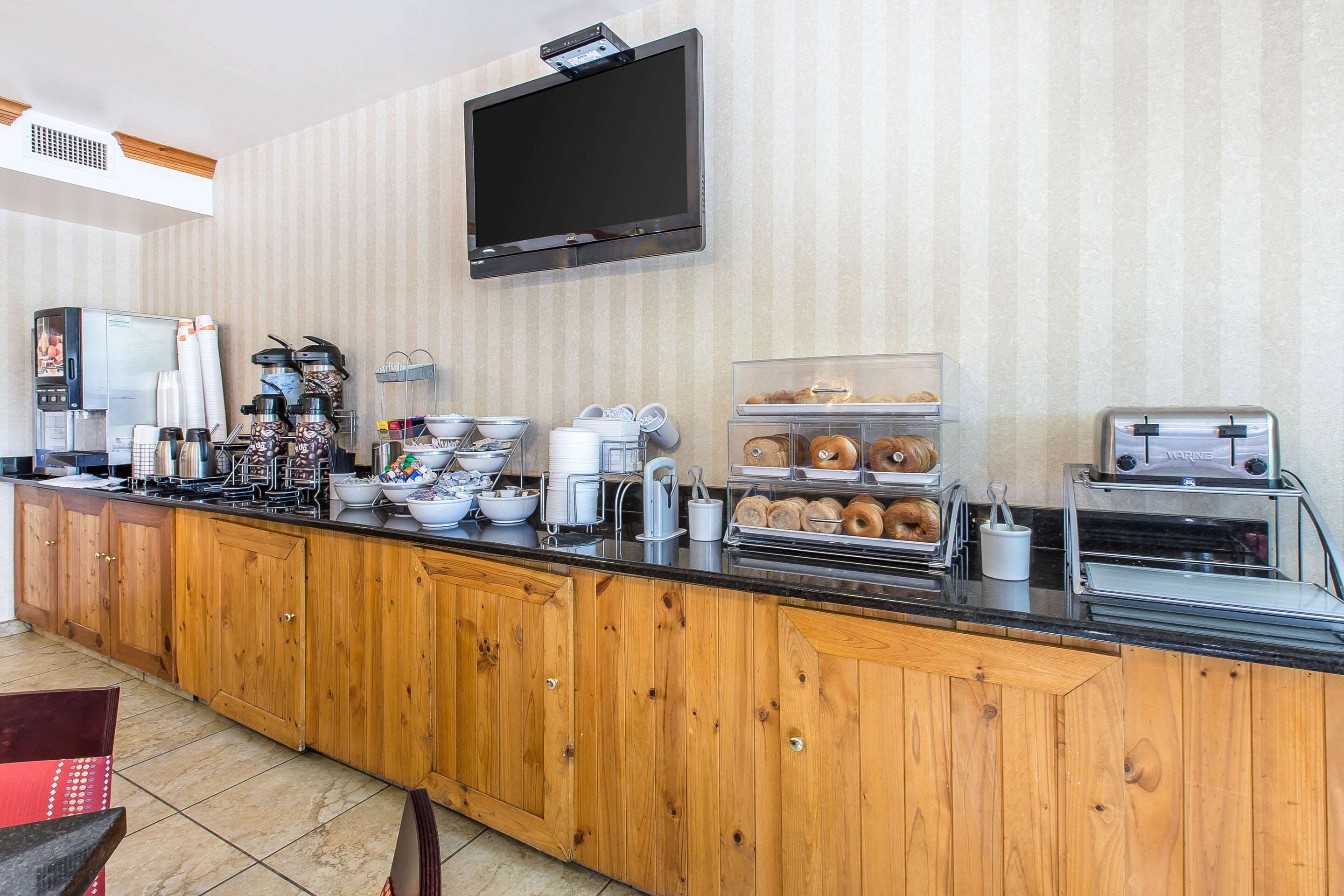 Free breakfast | Comfort Suites