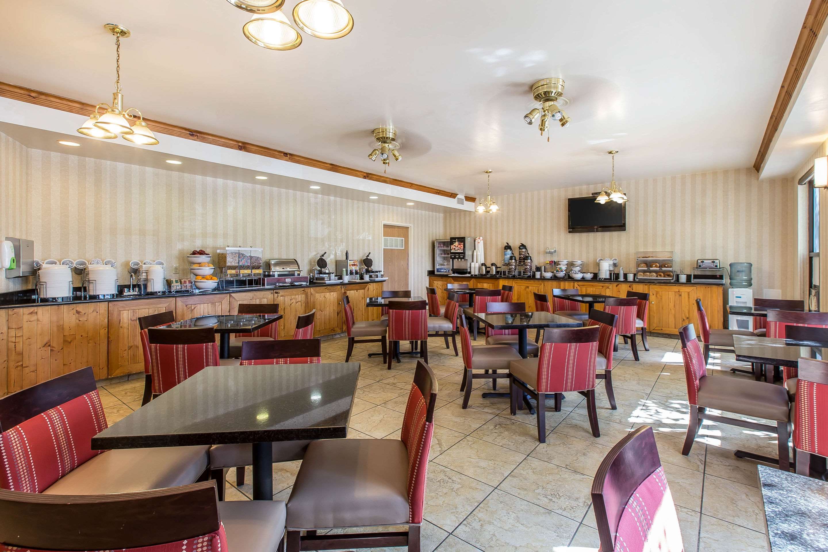 Enjoy breakfast in this seating area | Comfort Suites