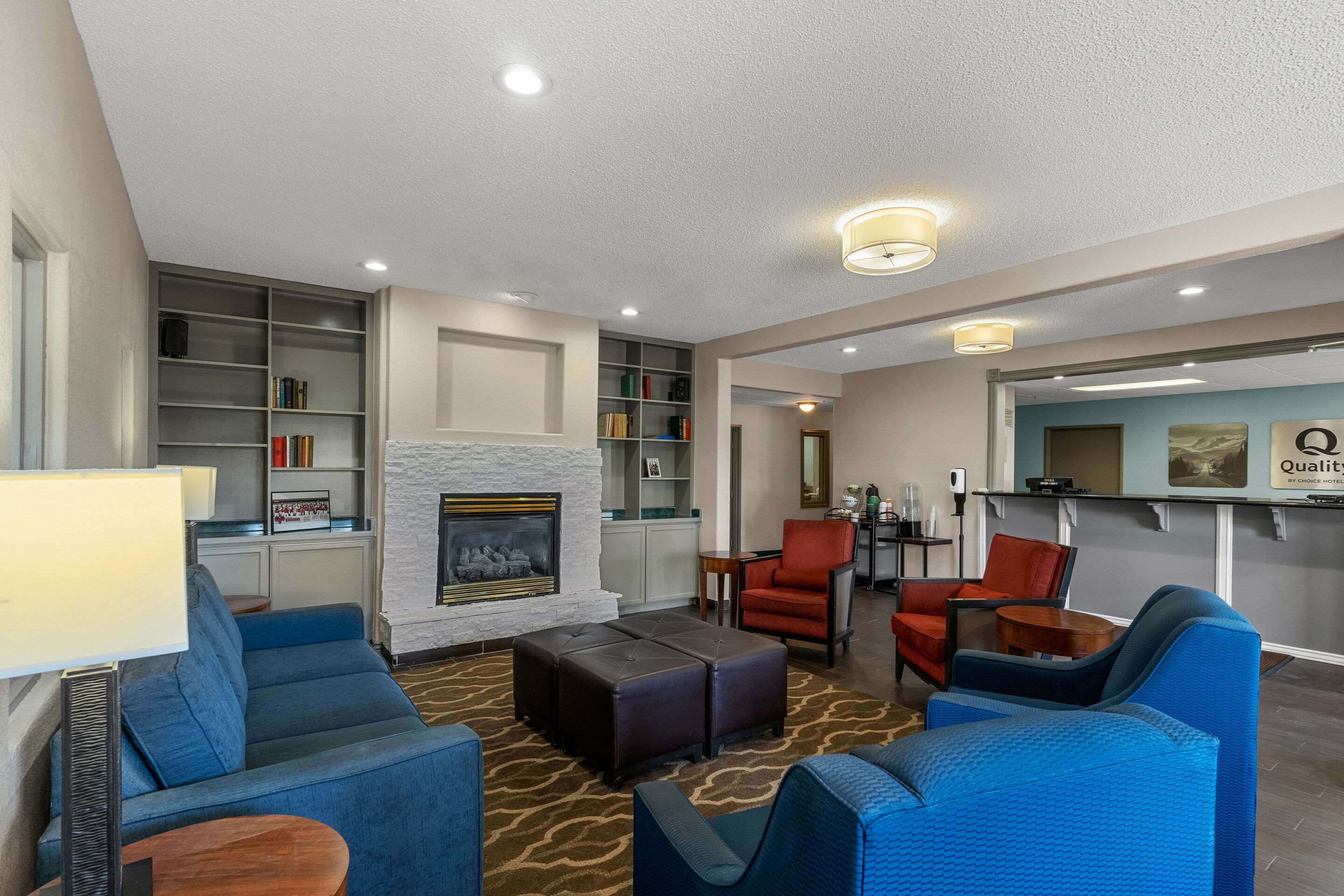 Lobby with sitting area | Quality Inn