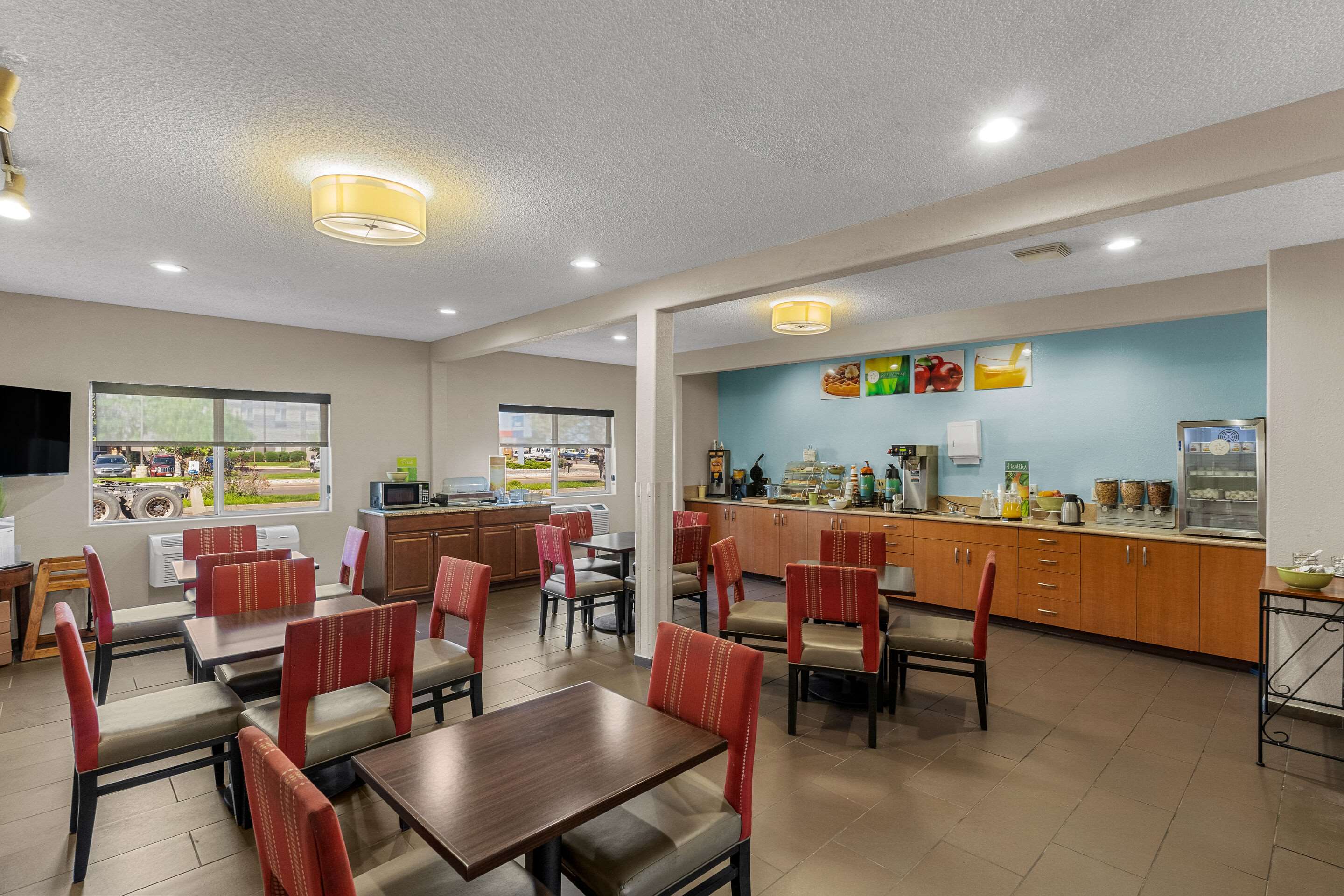 Enjoy breakfast in this seating area | Quality Inn