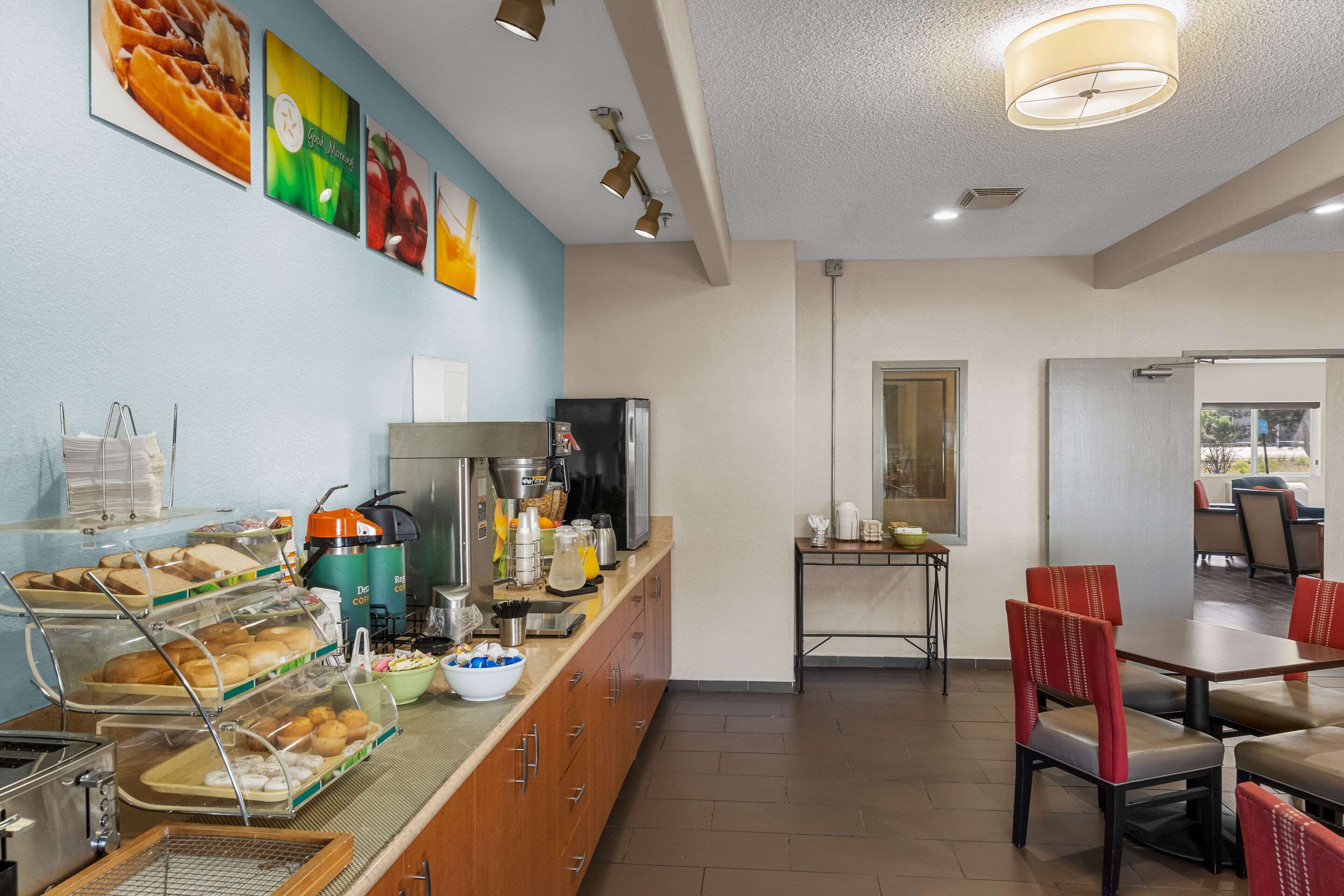 Breakfast counter | Quality Inn