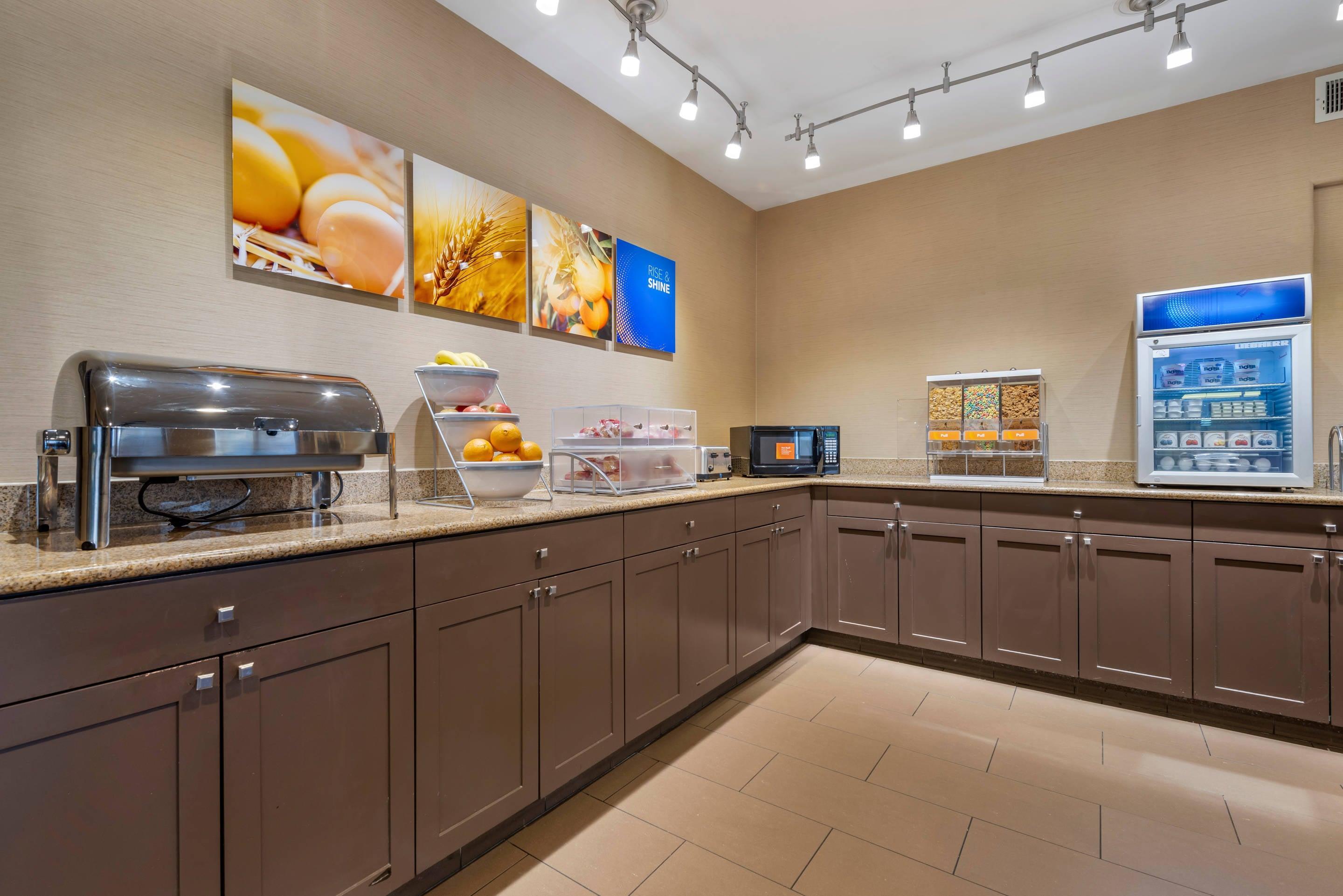 Breakfast area | Comfort Suites Highlands Ranch Denver Tech Center Area