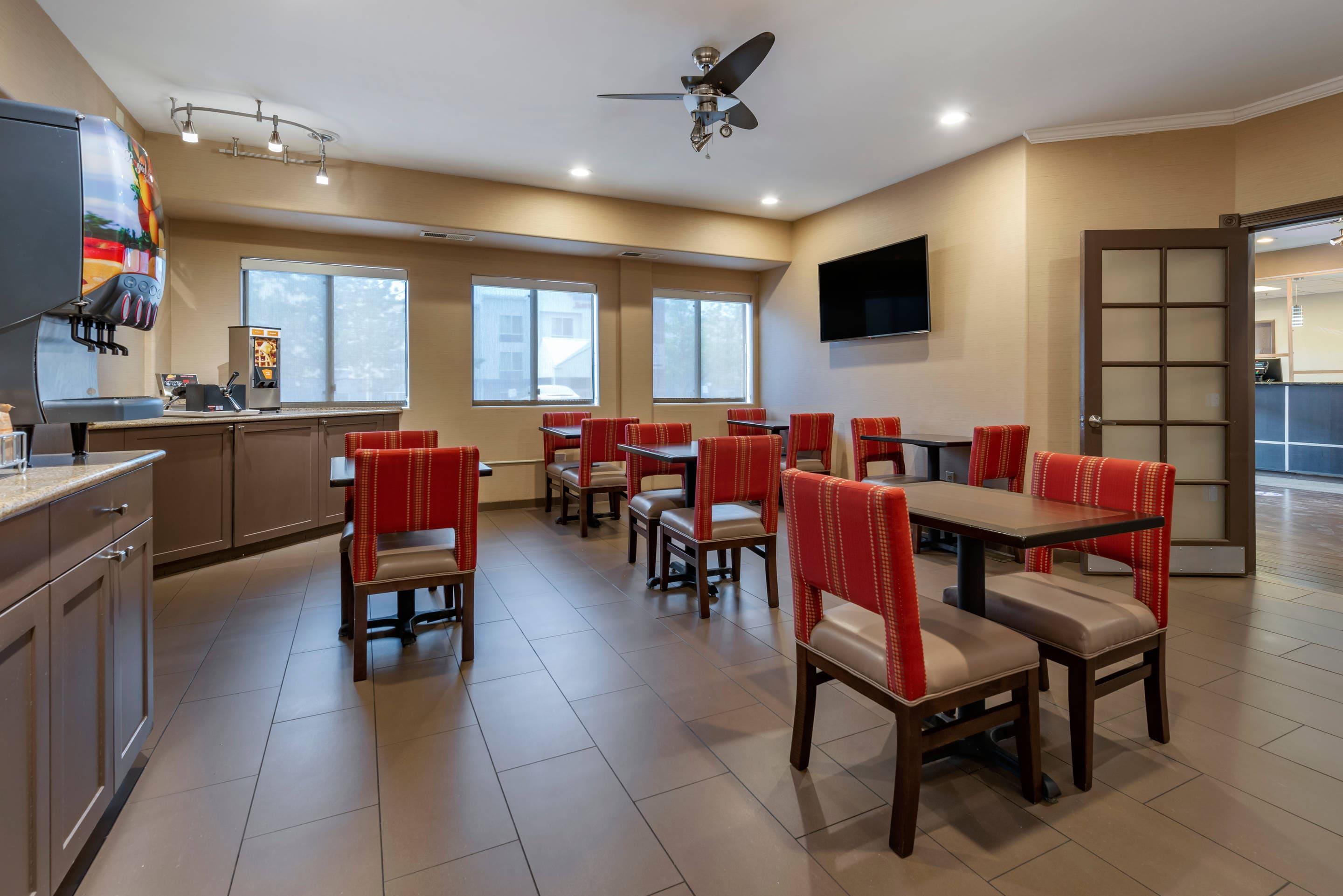 Enjoy breakfast in this seating area | Comfort Suites Highlands Ranch Denver Tech Center Area