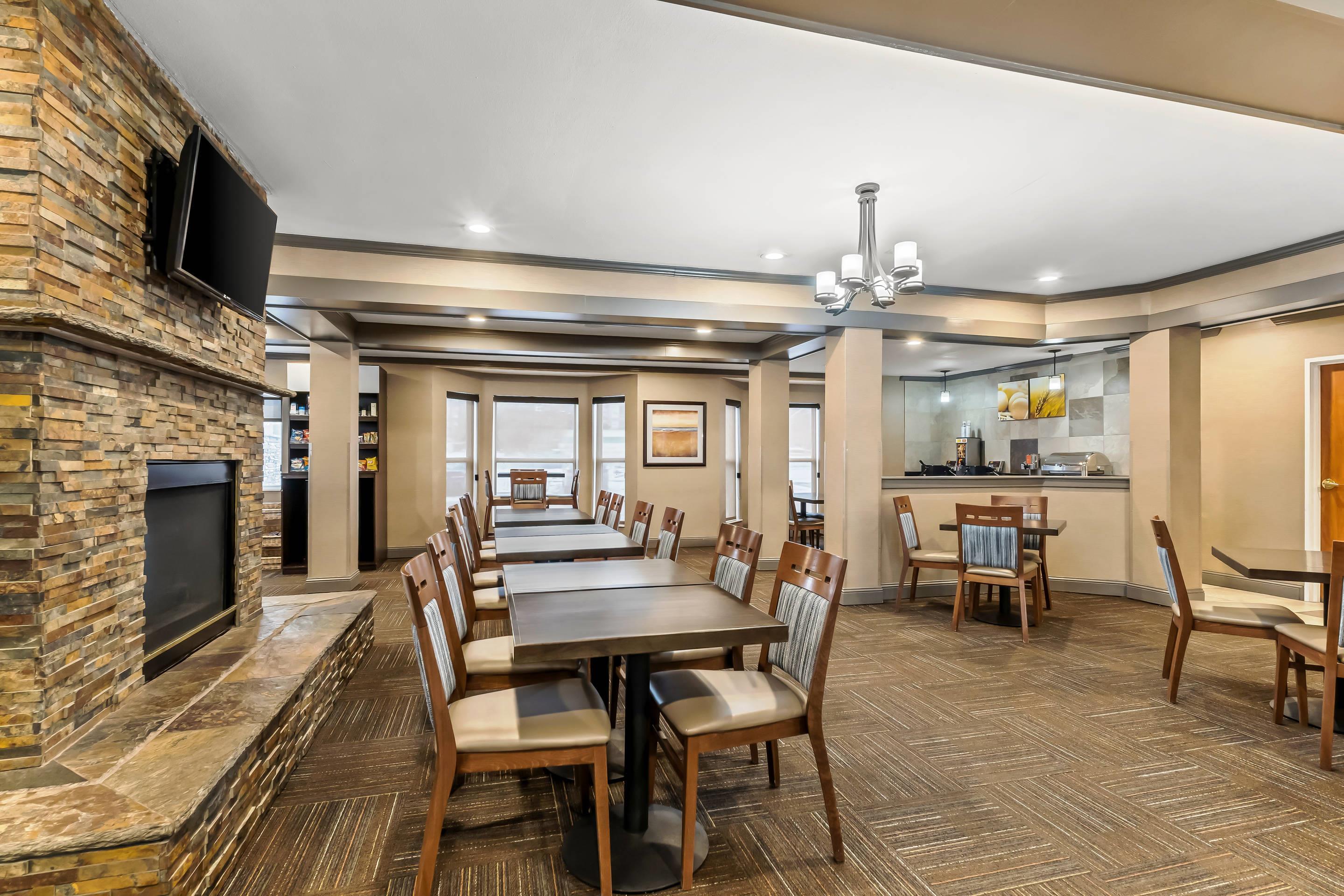 Breakfast area | Comfort Suites Denver Tech Center/Englewood