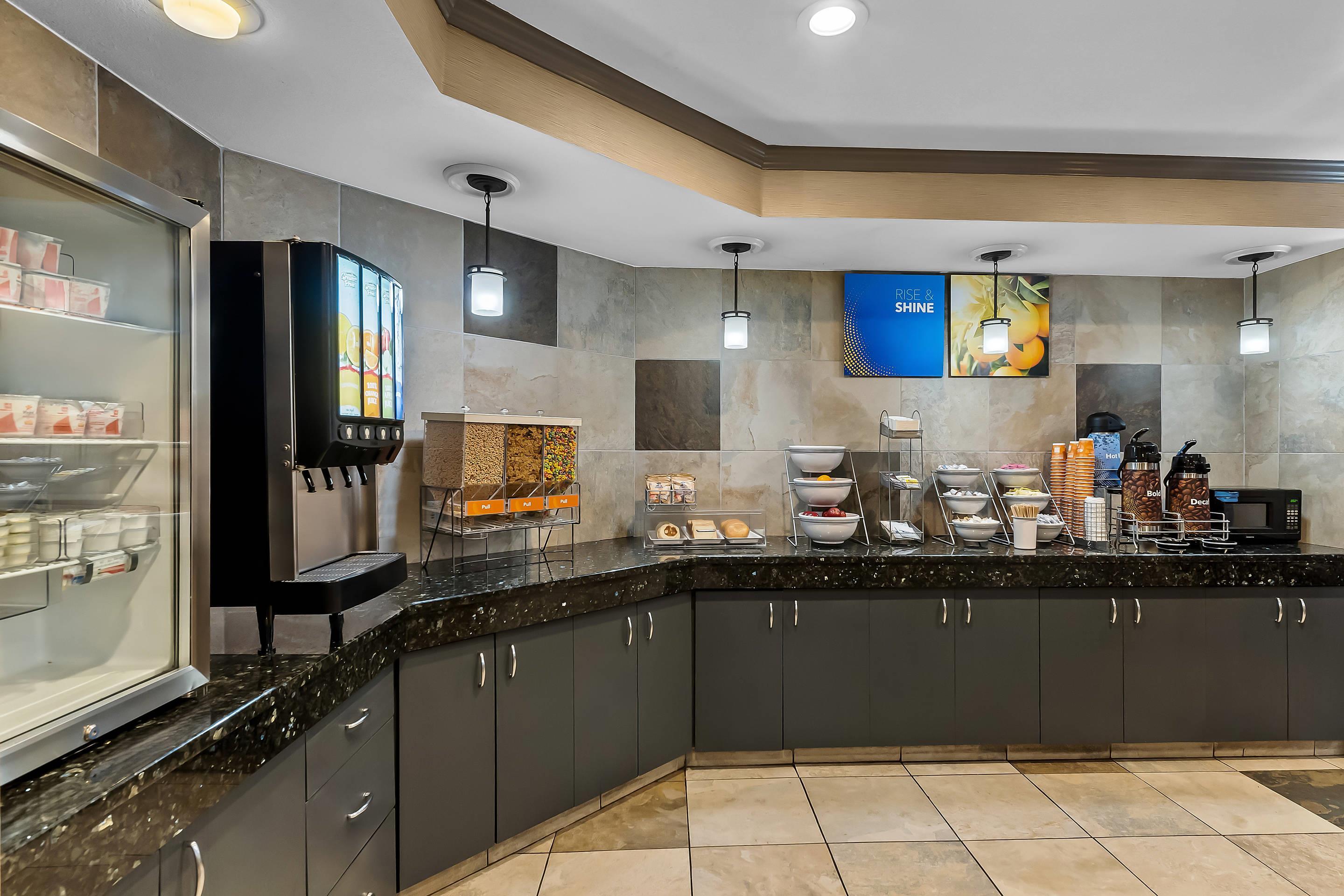 Breakfast area | Comfort Suites Denver Tech Center/Englewood