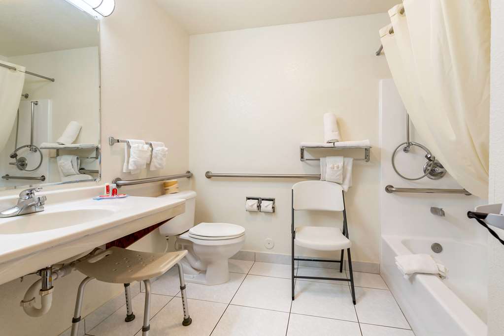 ECONO LODGE PUEBLO NORTH-guestroom-Guest Room,Bathroom,On-Site.jpg