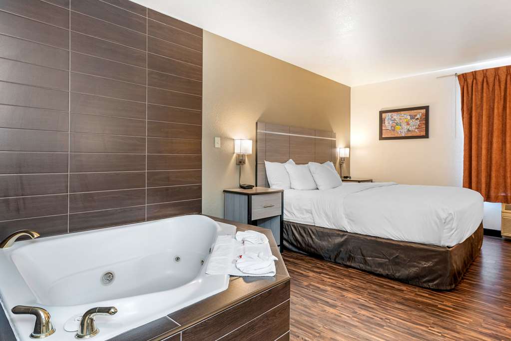 ECONO LODGE PUEBLO NORTH-guestroom-Guest Room,Suite,On-Site.jpg