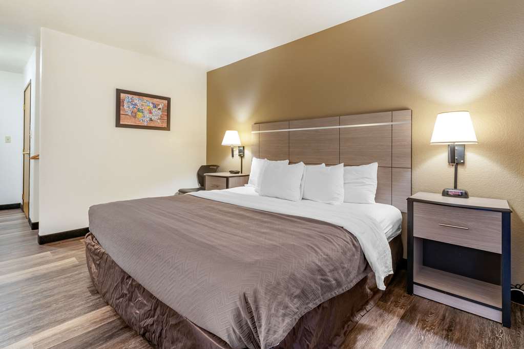 ECONO LODGE PUEBLO NORTH-guestroom-Guest Room,On-Site.jpg