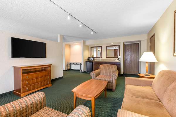 Suite - Comfort Inn Avon - I-70, Exit 167