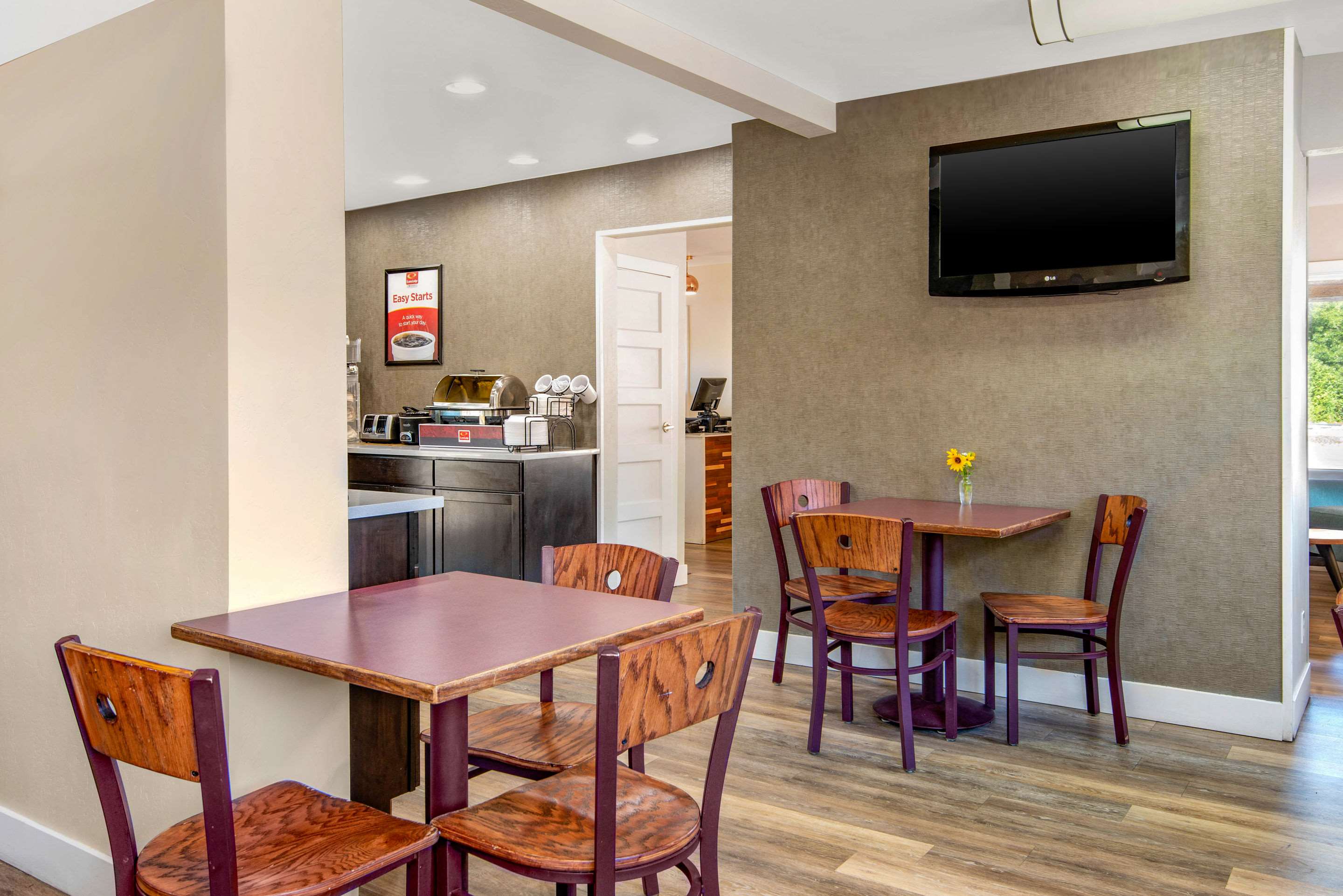 Breakfast area | Econo Lodge Inn & Suites Durango