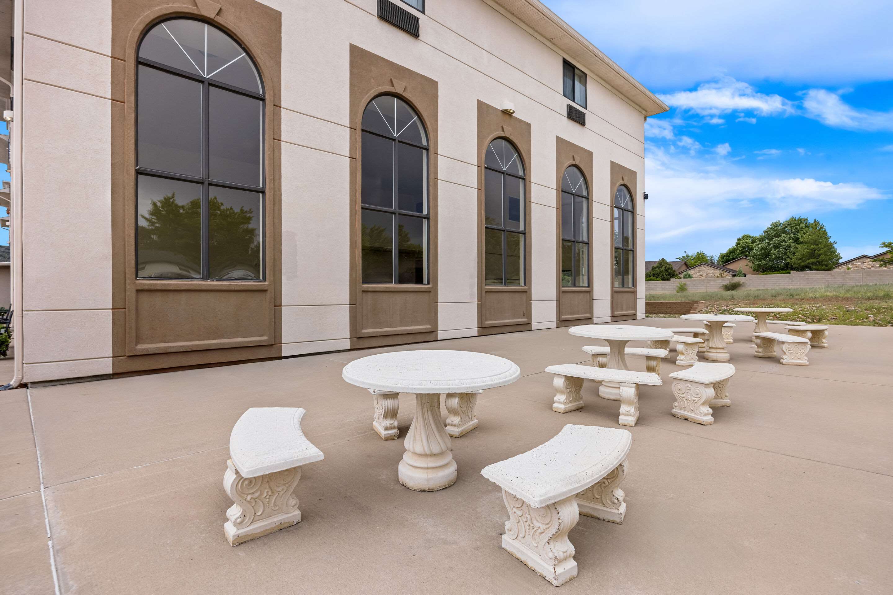 Hotel patio | Comfort Inn & Suites Pueblo