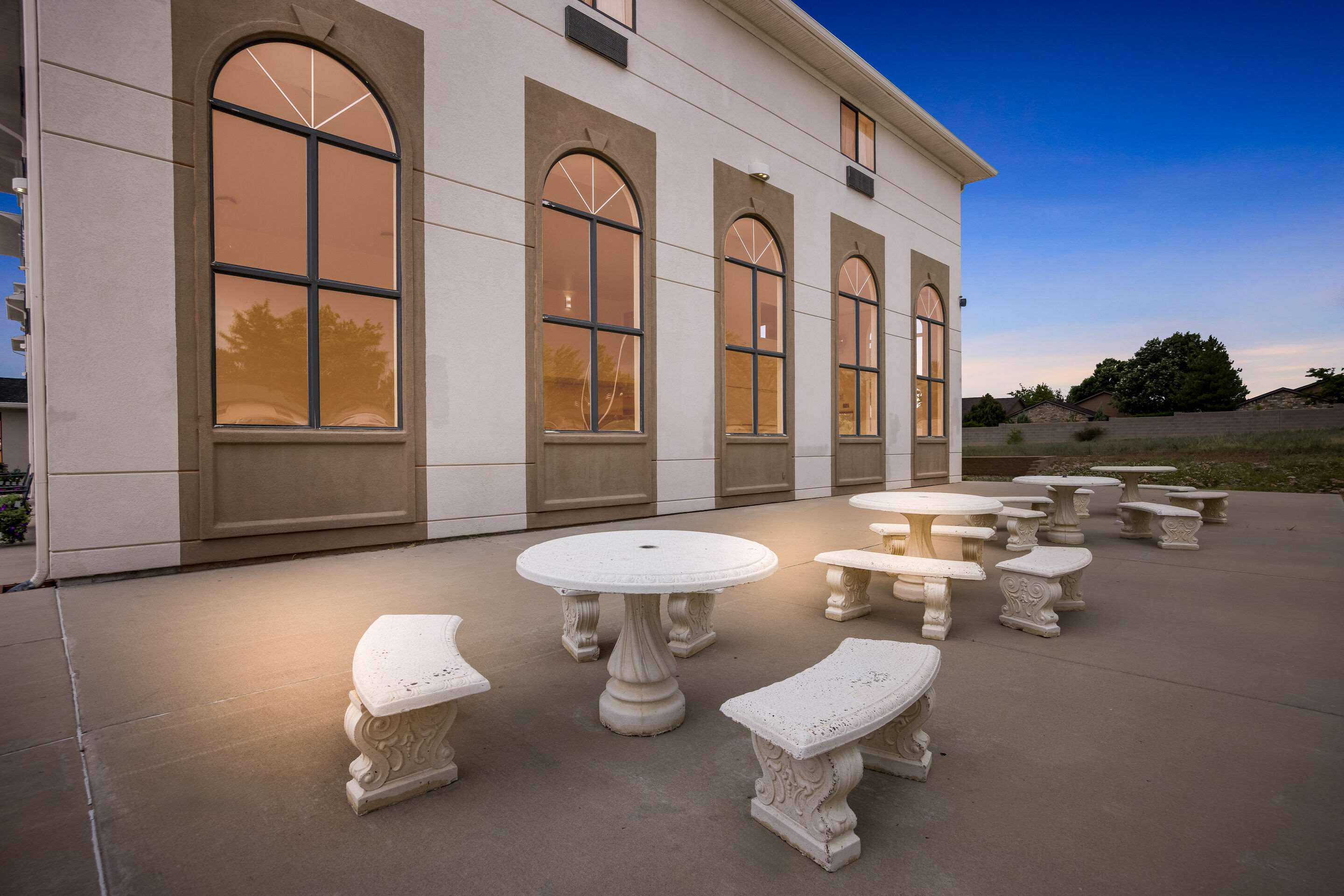 Hotel patio | Comfort Inn & Suites Pueblo
