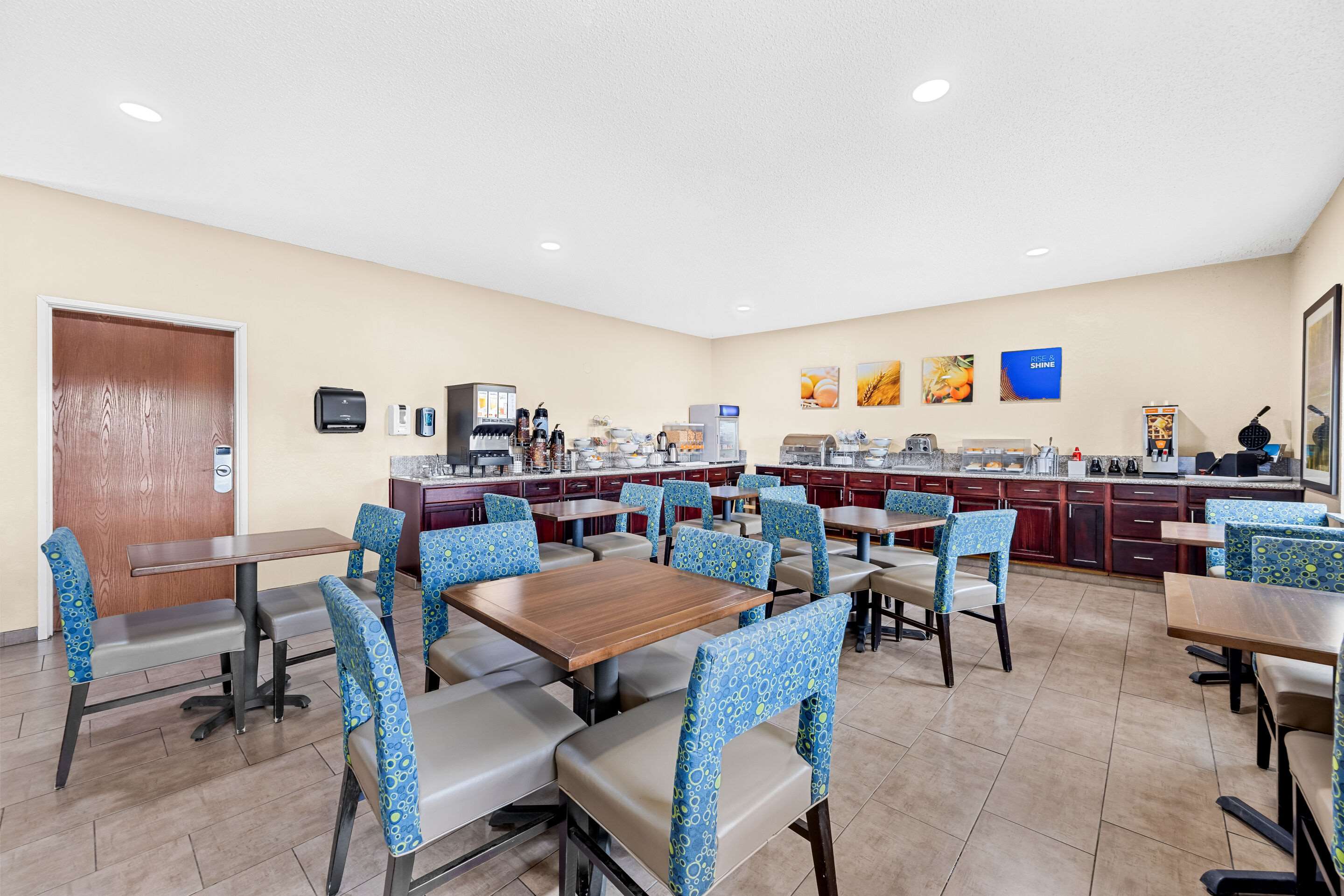 Breakfast area | Comfort Inn & Suites Pueblo