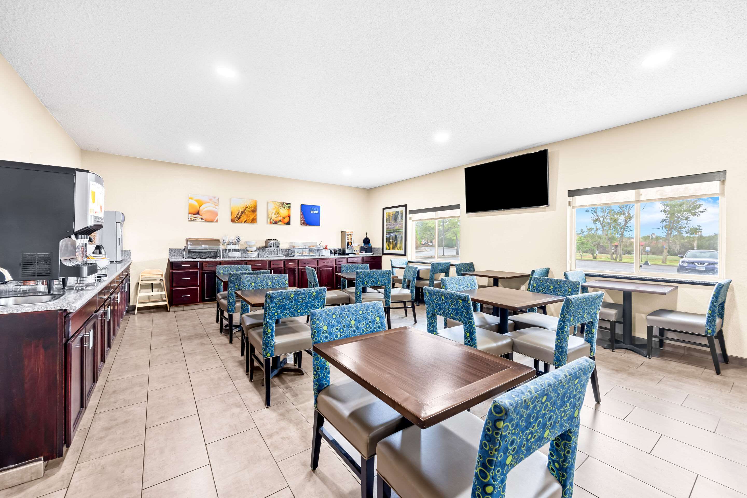 Breakfast area | Comfort Inn & Suites Pueblo
