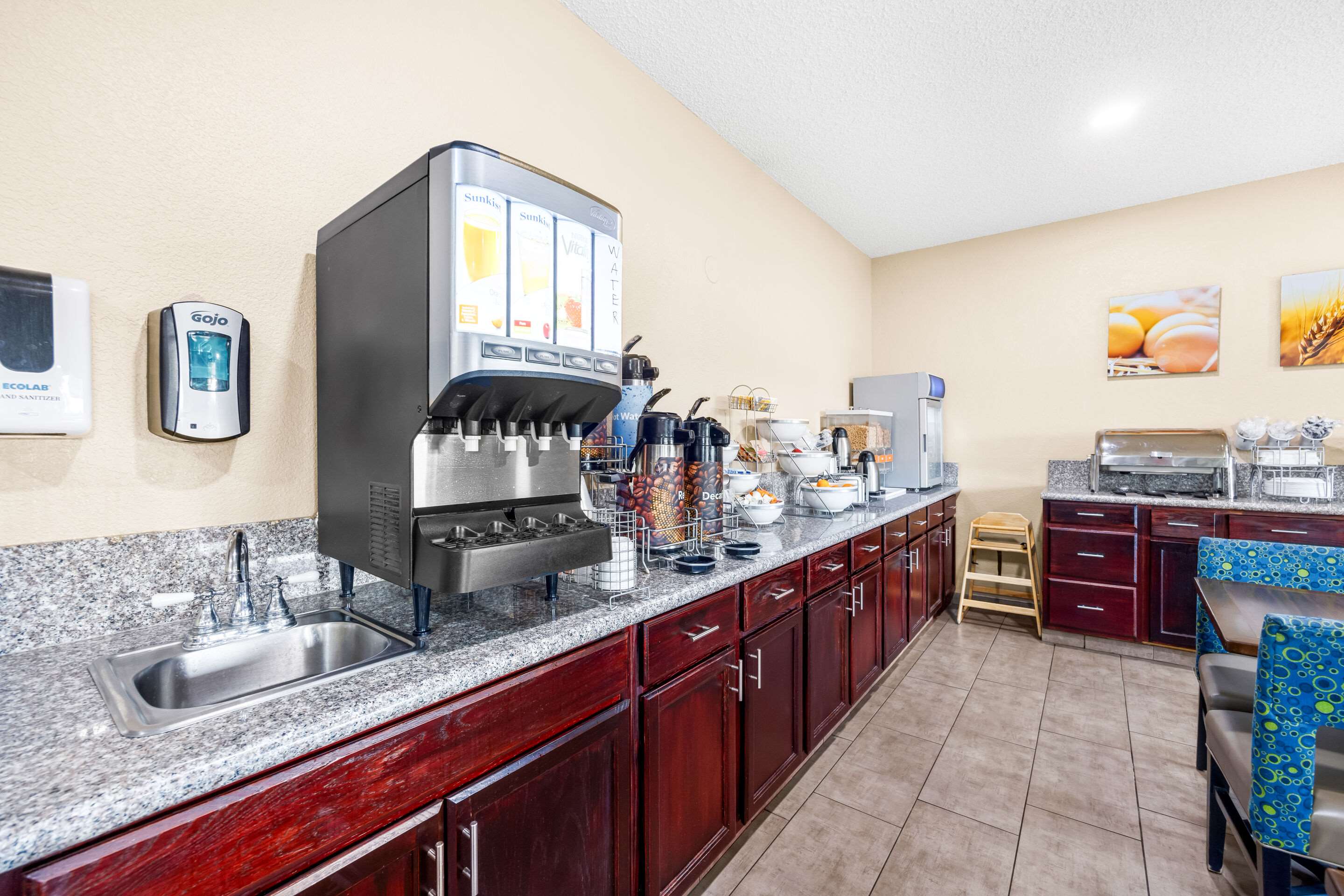 Breakfast area | Comfort Inn & Suites Pueblo
