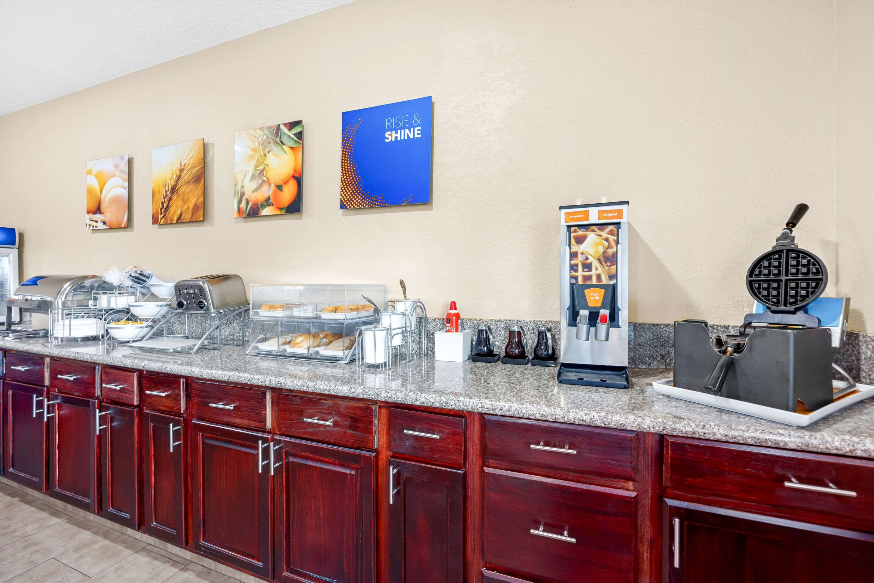 Breakfast area | Comfort Inn & Suites Pueblo