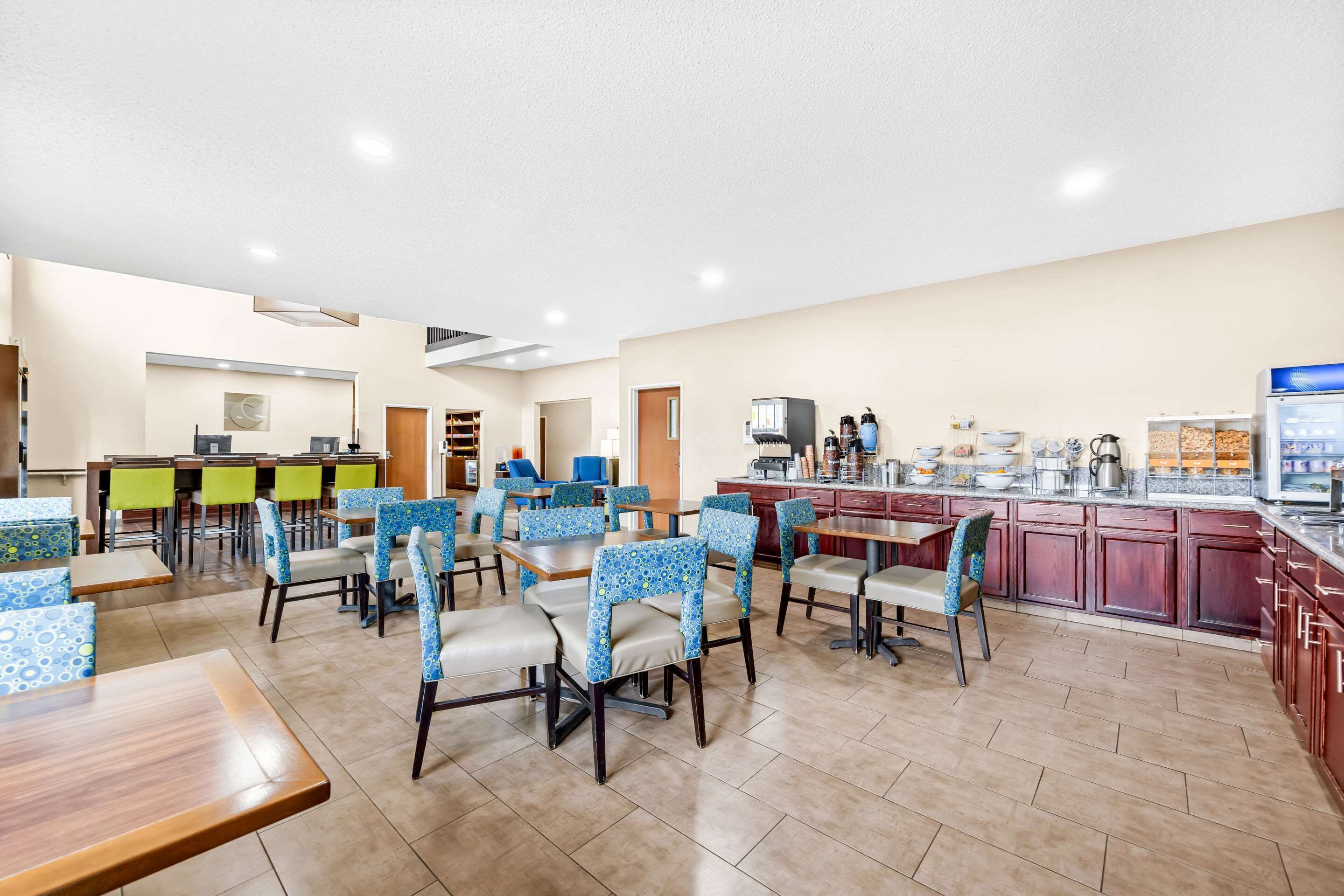 Breakfast area | Comfort Inn & Suites Pueblo