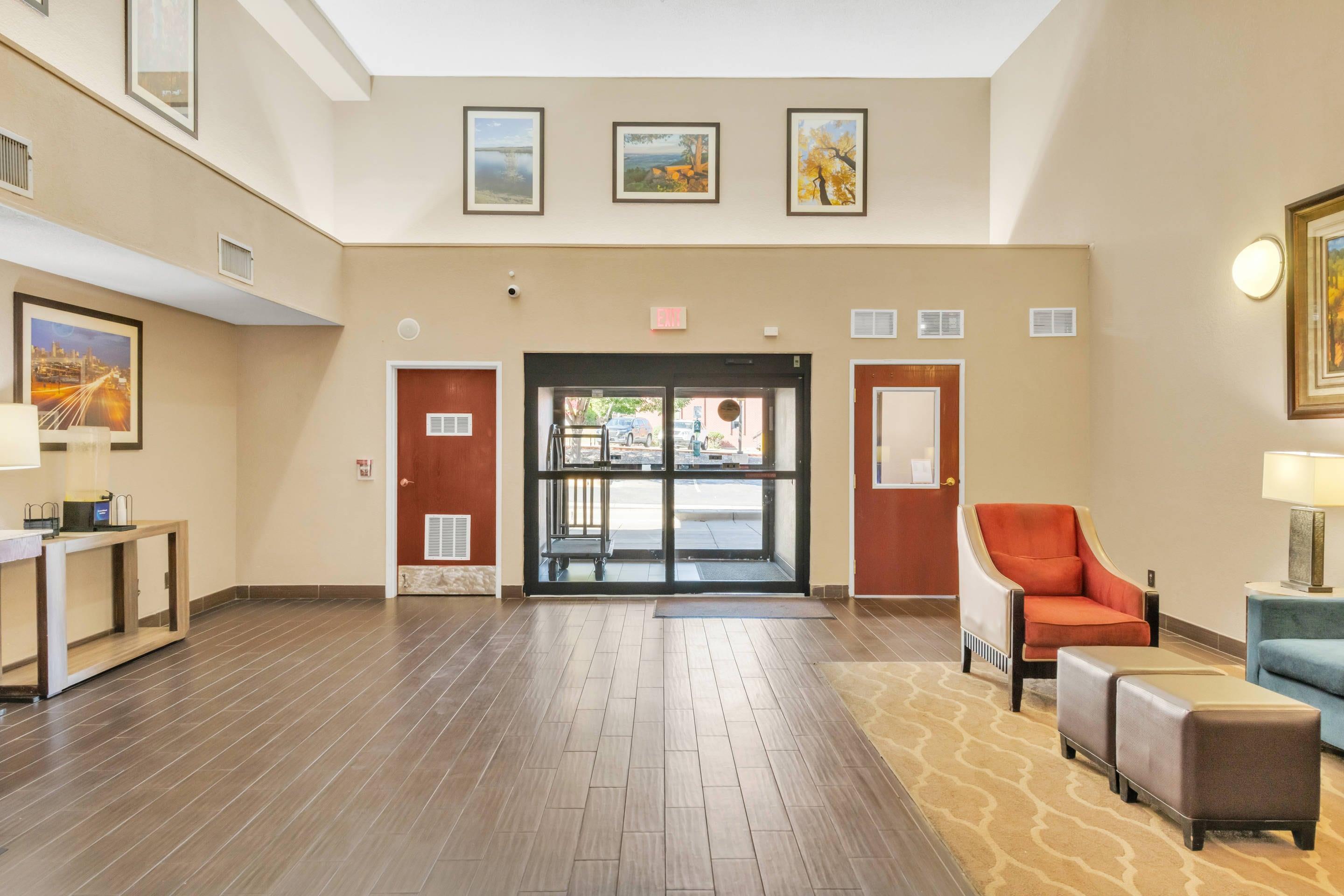 Hotel lobby | Comfort Suites Lakewood - Denver