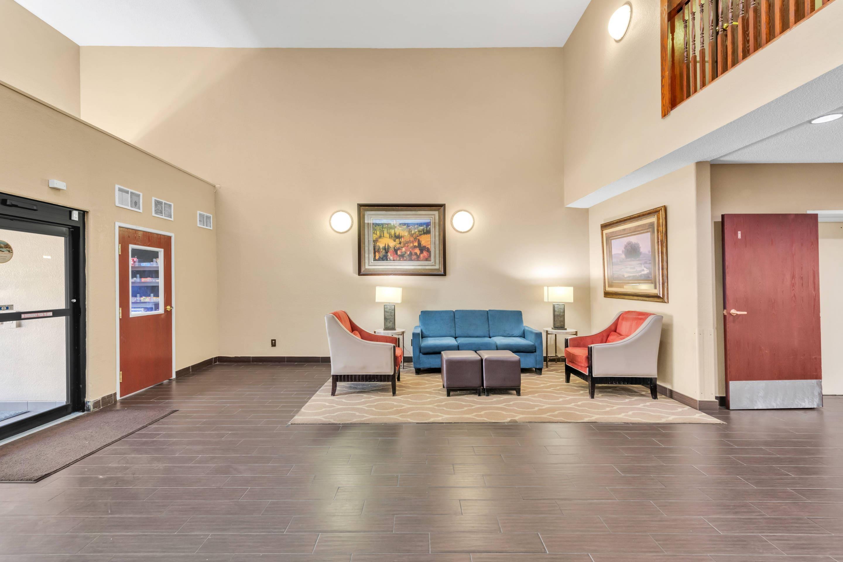 Hotel lobby | Comfort Suites Lakewood - Denver