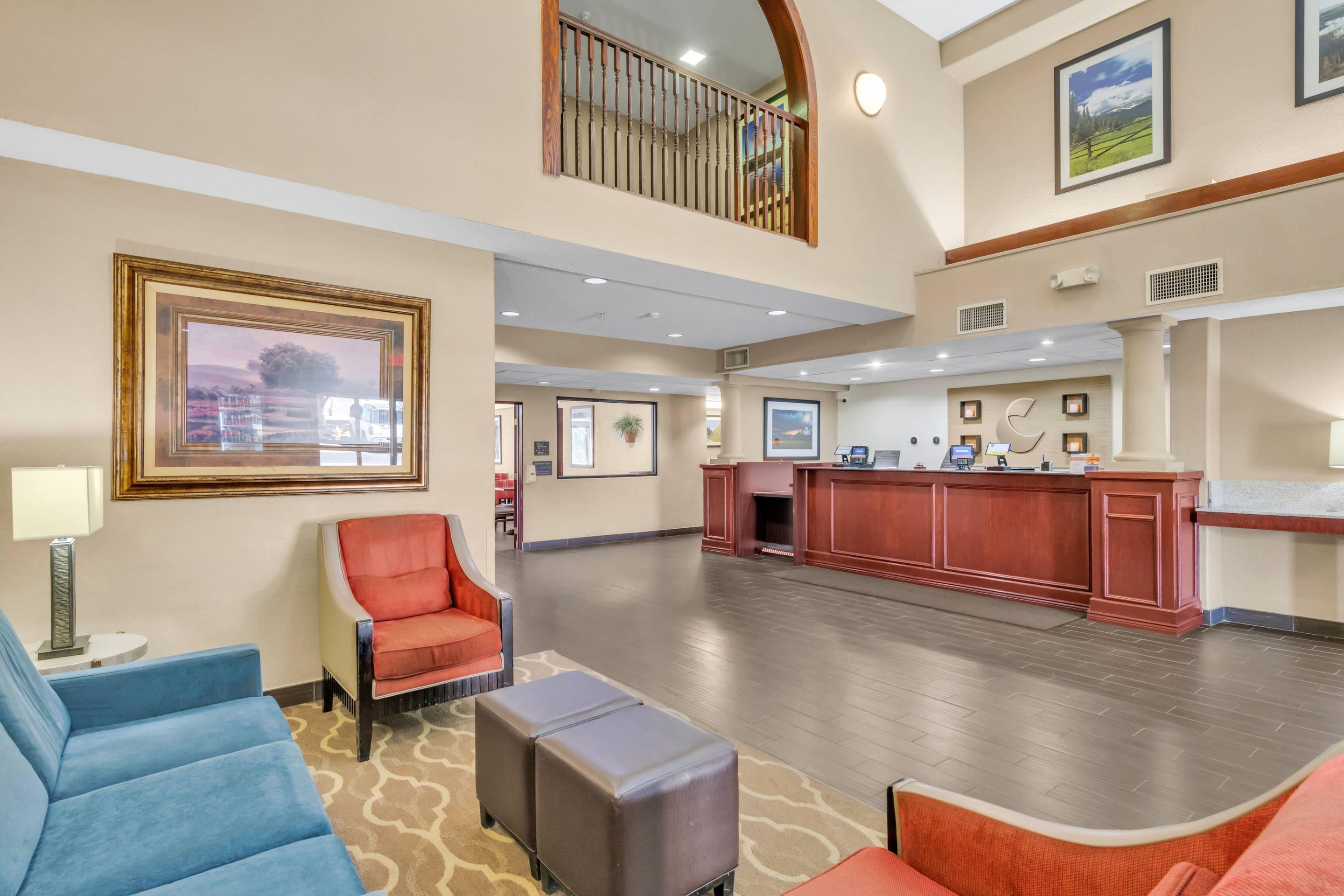 Hotel lobby | Comfort Suites Lakewood - Denver