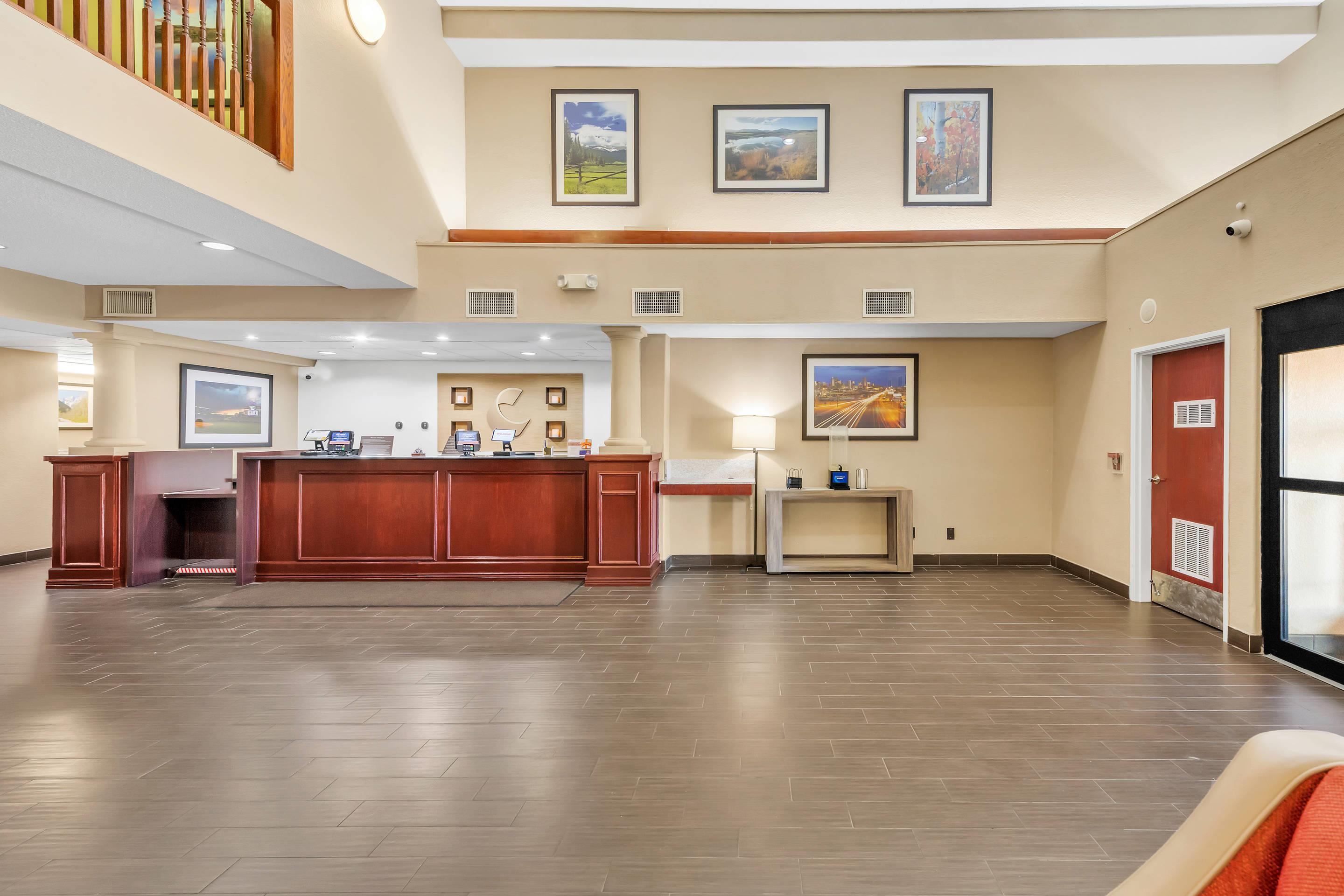 Hotel lobby | Comfort Suites Lakewood - Denver
