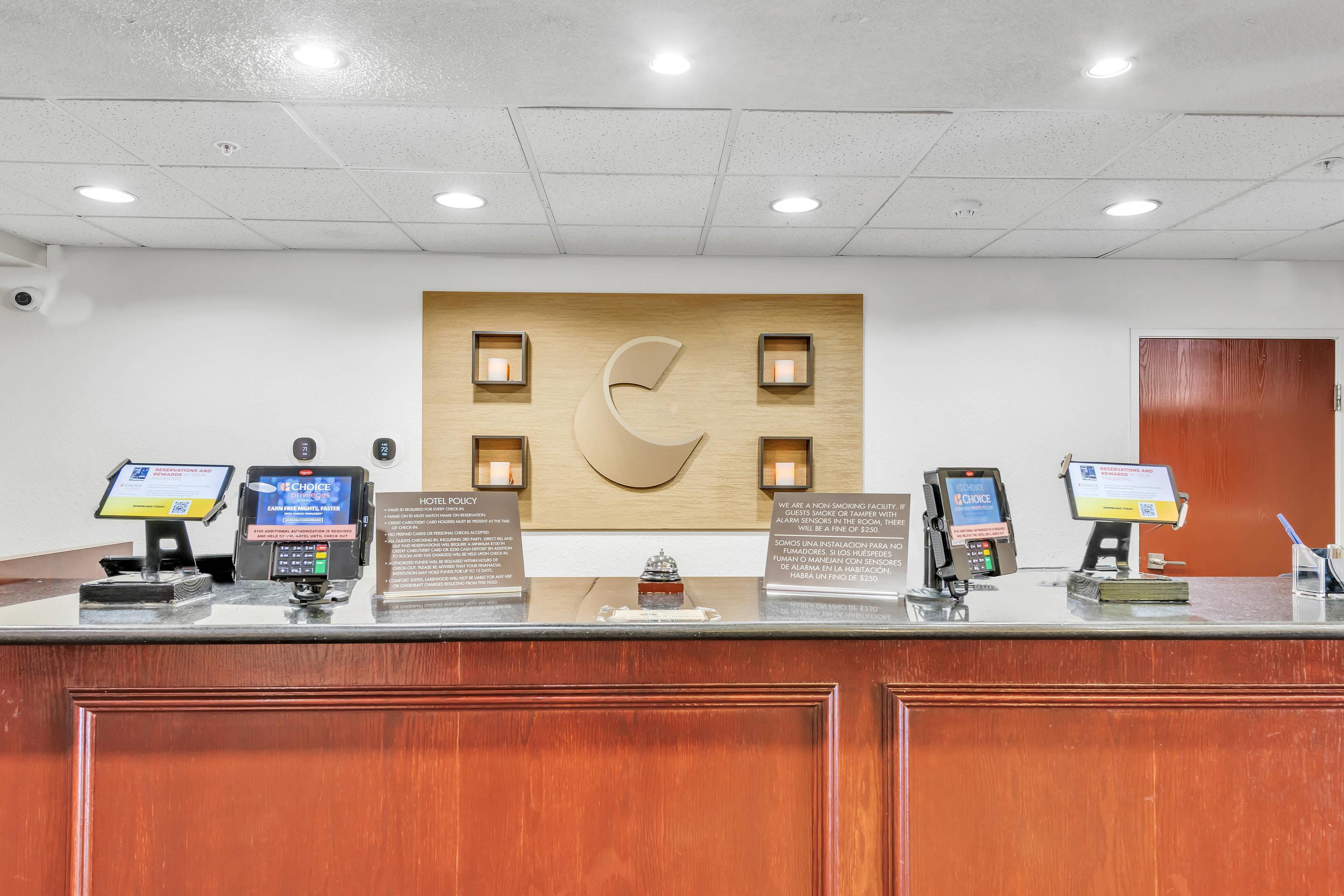 Hotel lobby | Comfort Suites Lakewood - Denver