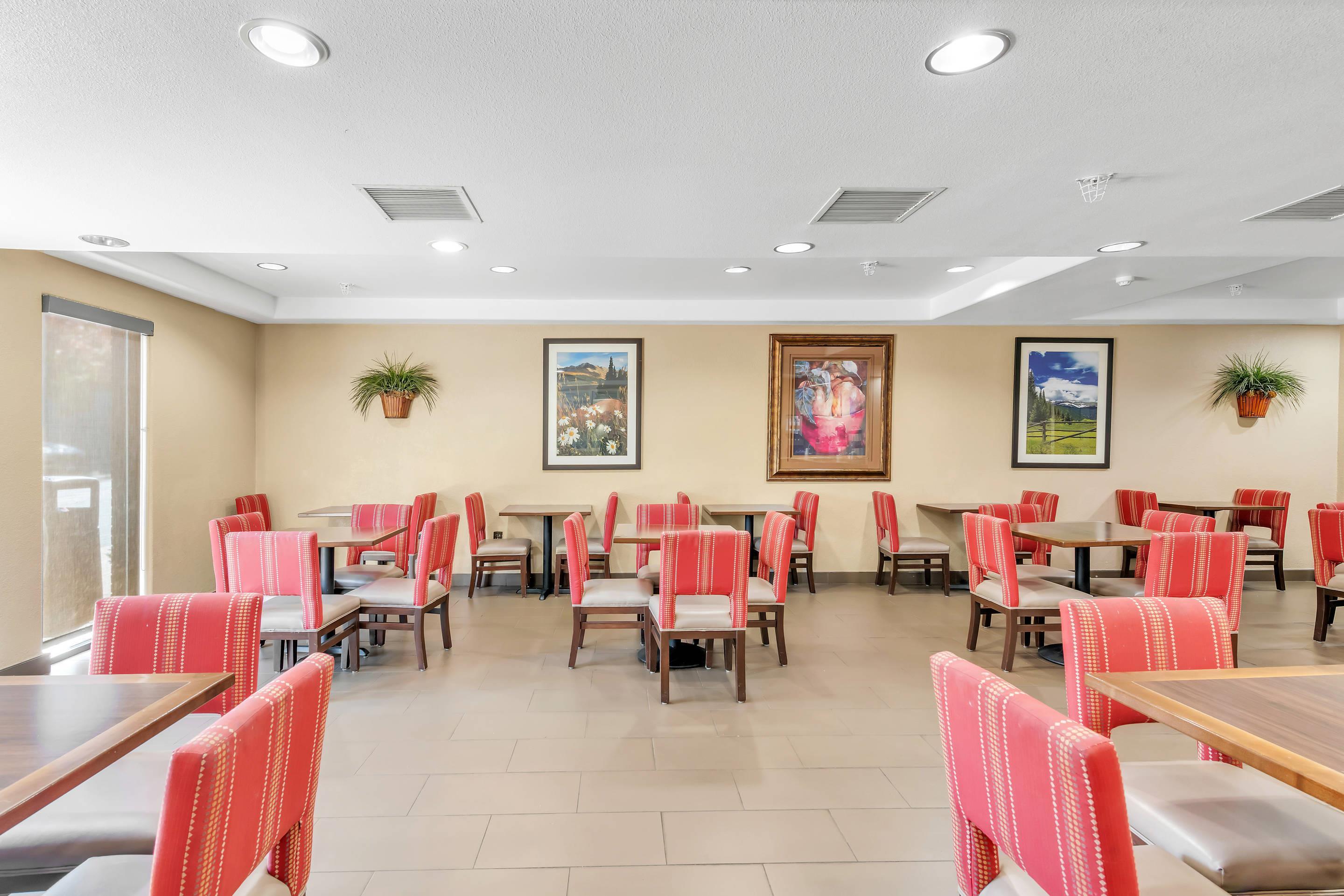 Breakfast area | Comfort Suites Lakewood - Denver
