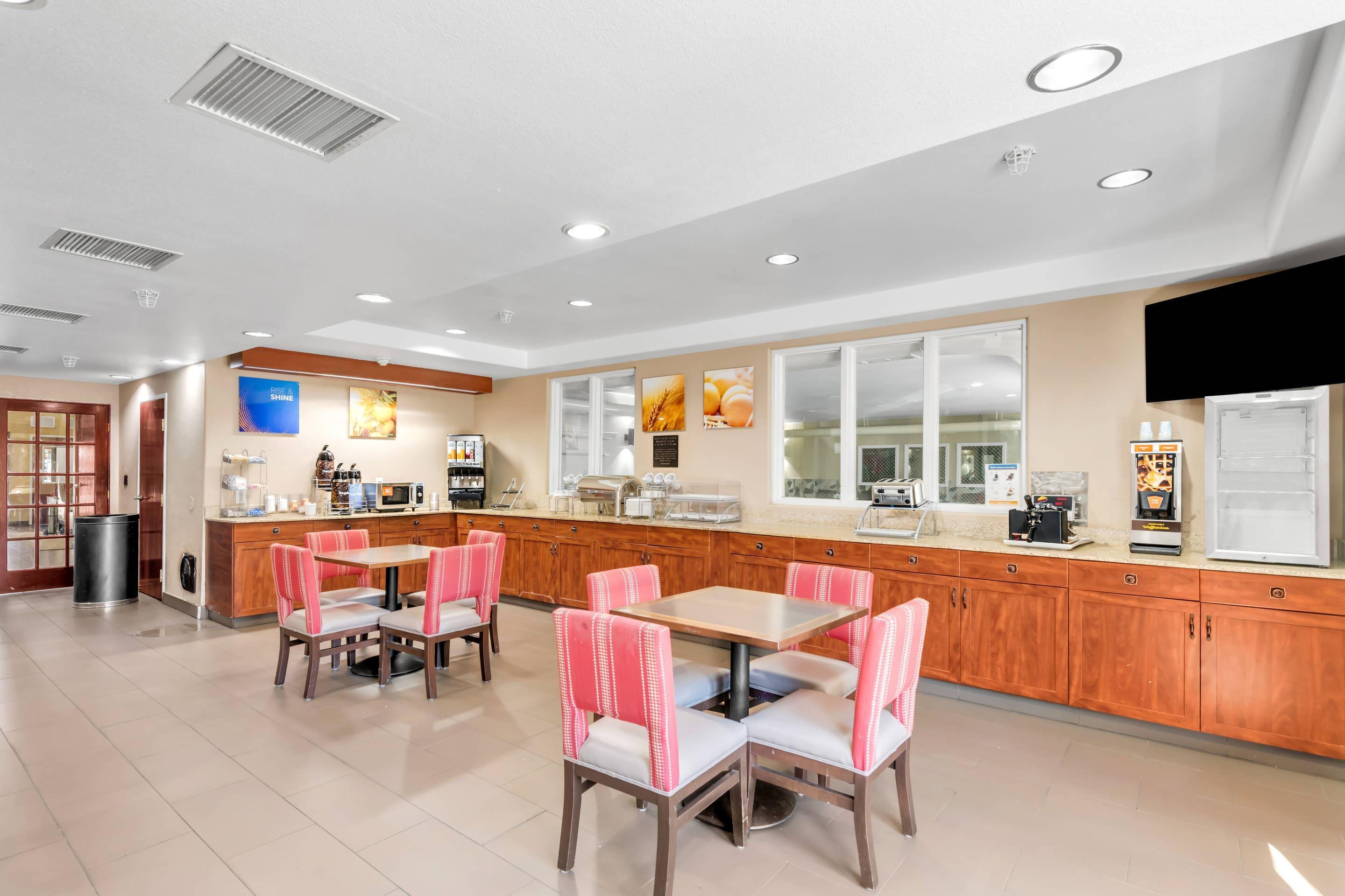 Breakfast area | Comfort Suites Lakewood - Denver