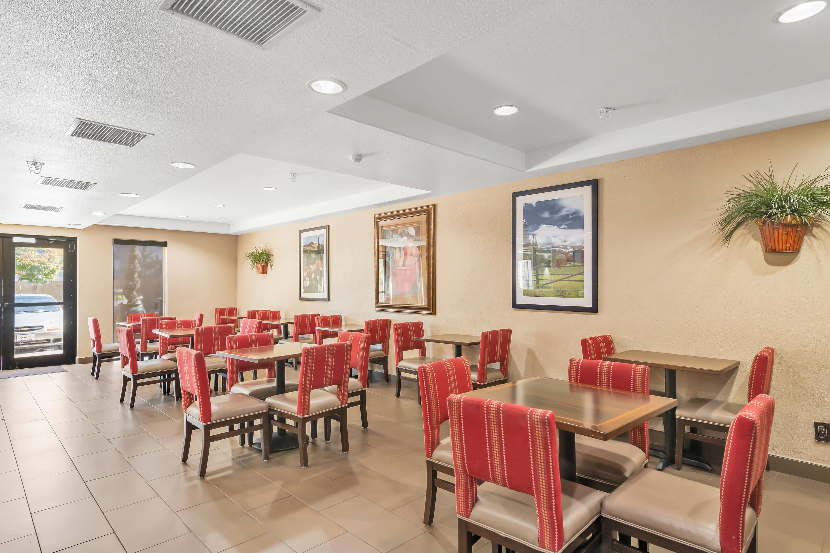 Breakfast area | Comfort Suites Lakewood - Denver