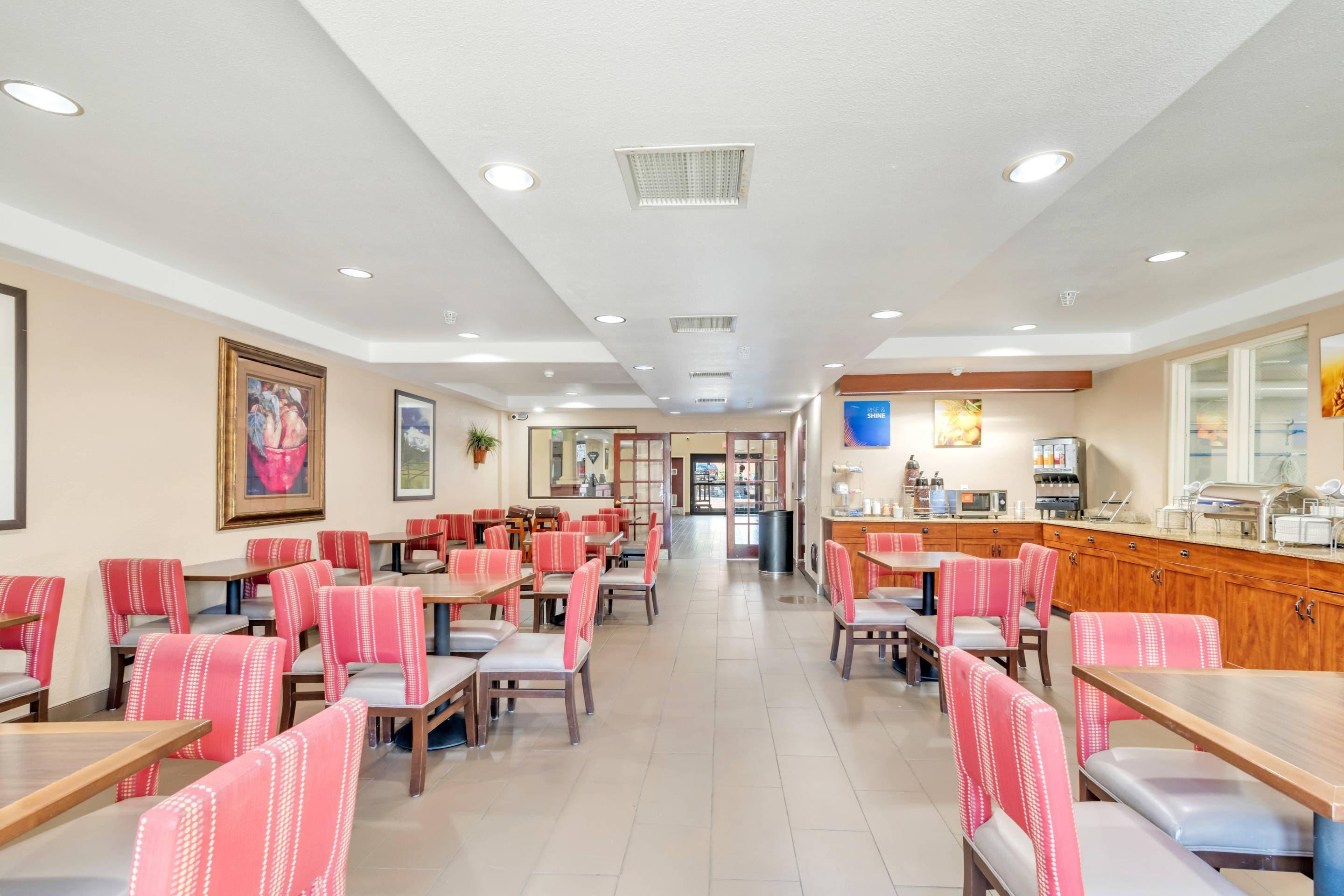 Breakfast area | Comfort Suites Lakewood - Denver