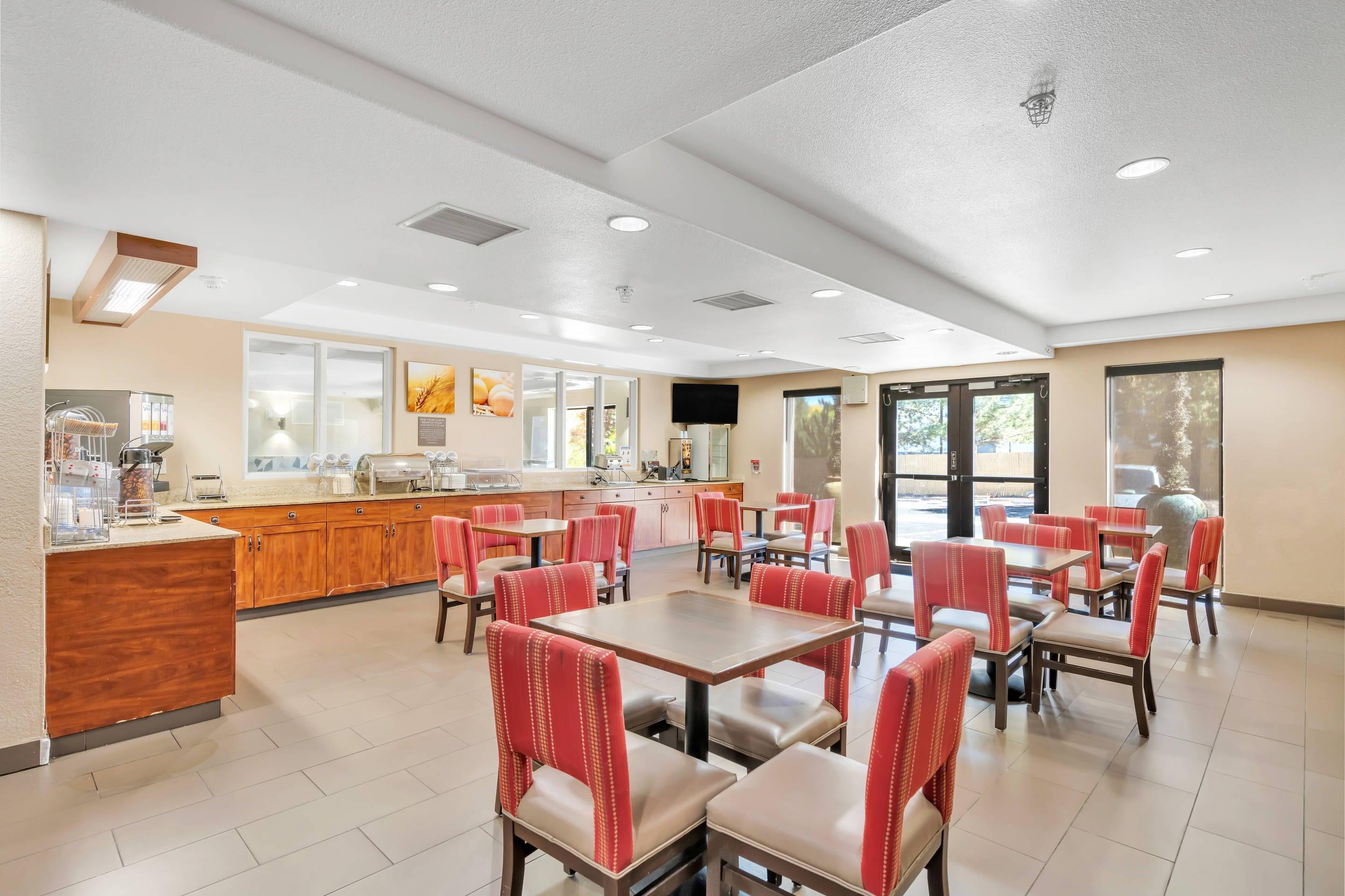 Breakfast area | Comfort Suites Lakewood - Denver