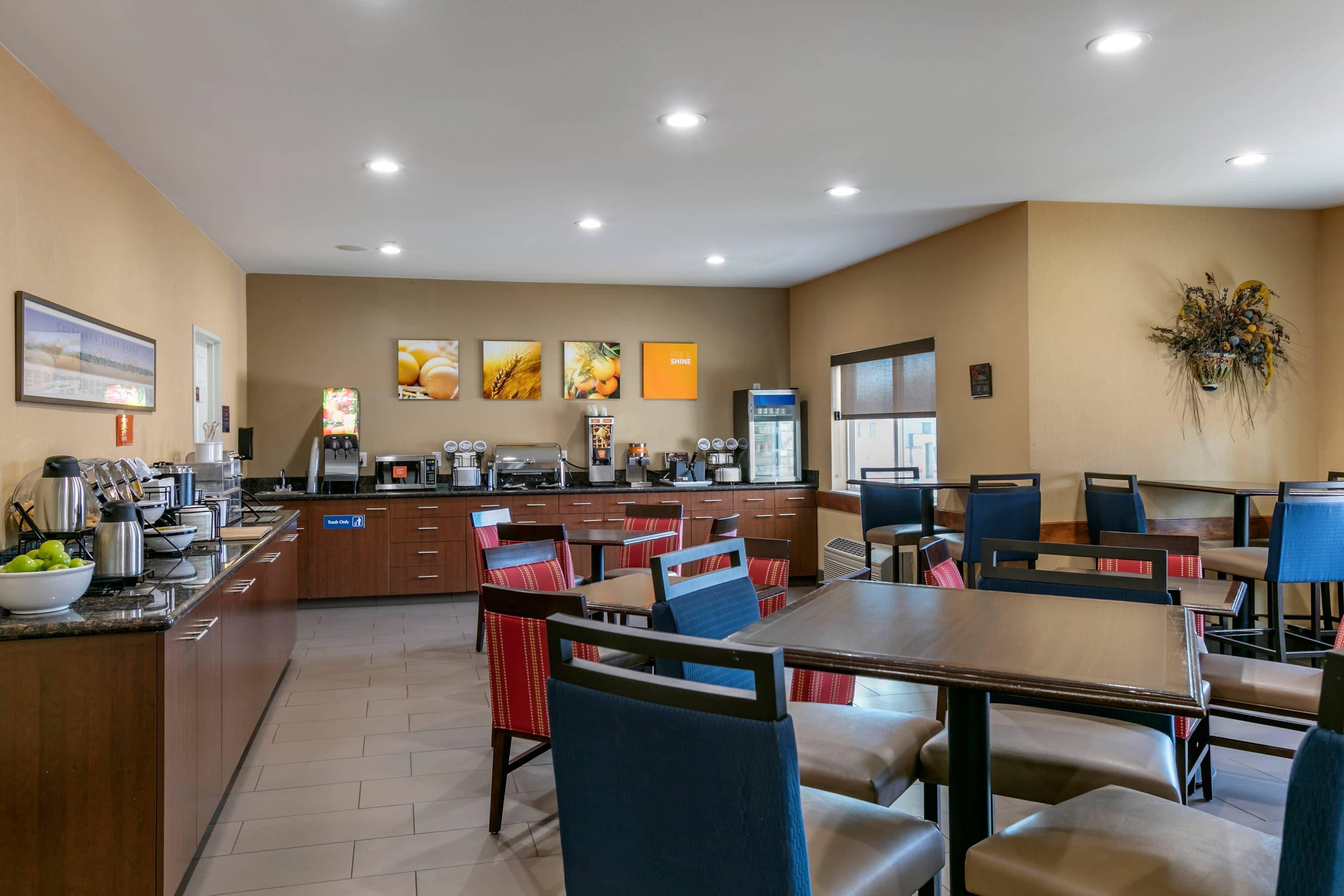 Breakfast area | Comfort Inn Fort Collins North