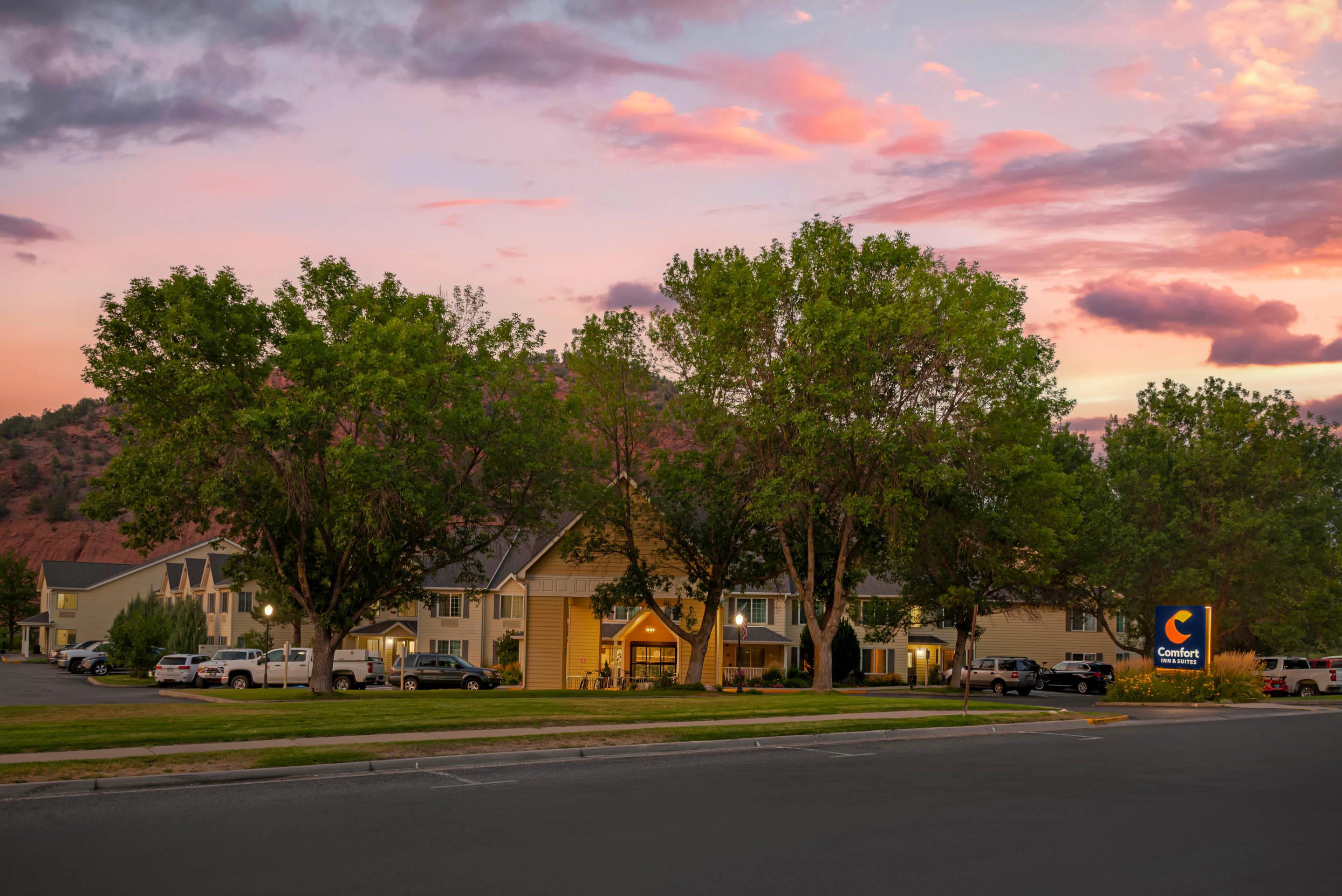 Hotel at Night | Comfort Inn & Suites Carbondale on the Roaring Fork