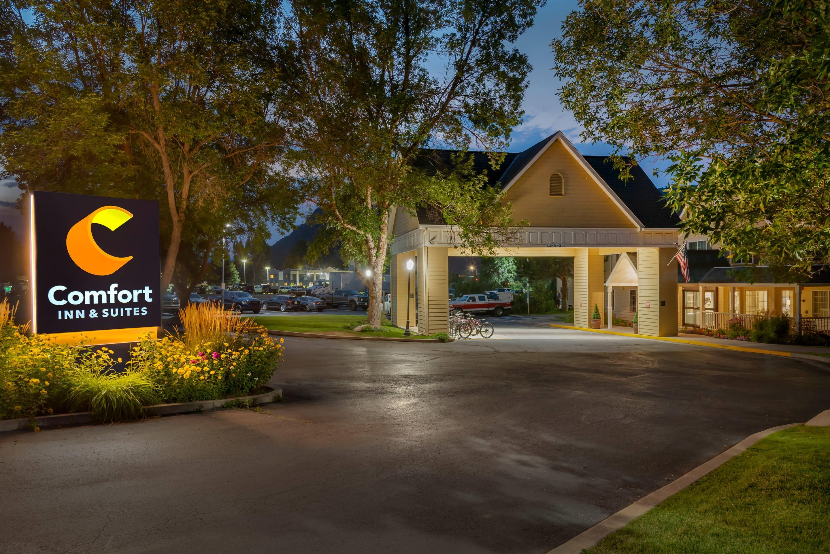 Hotel at Night | Comfort Inn & Suites Carbondale on the Roaring Fork
