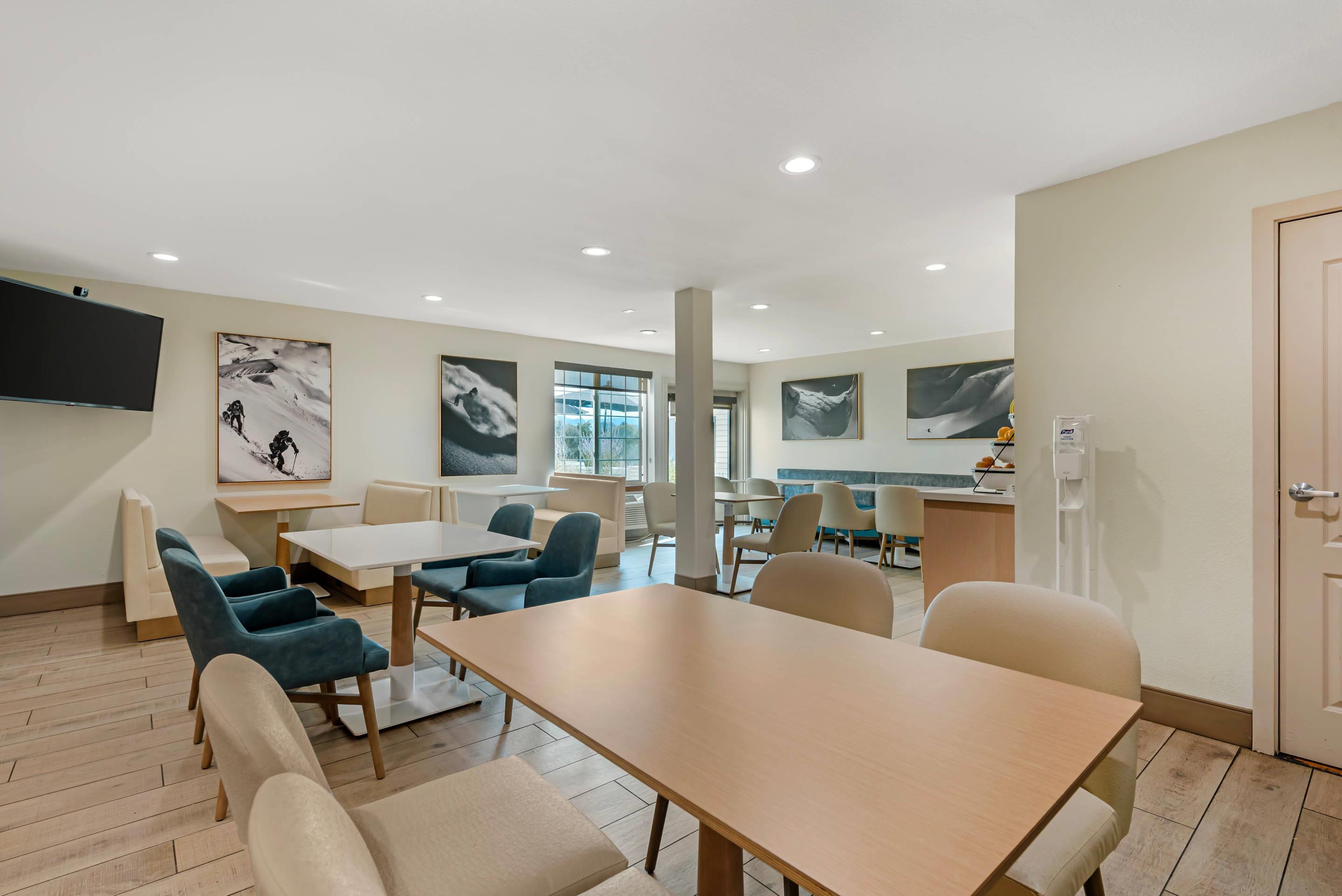 Enjoy breakfast in this seating area | Comfort Inn & Suites Carbondale on the Roaring Fork