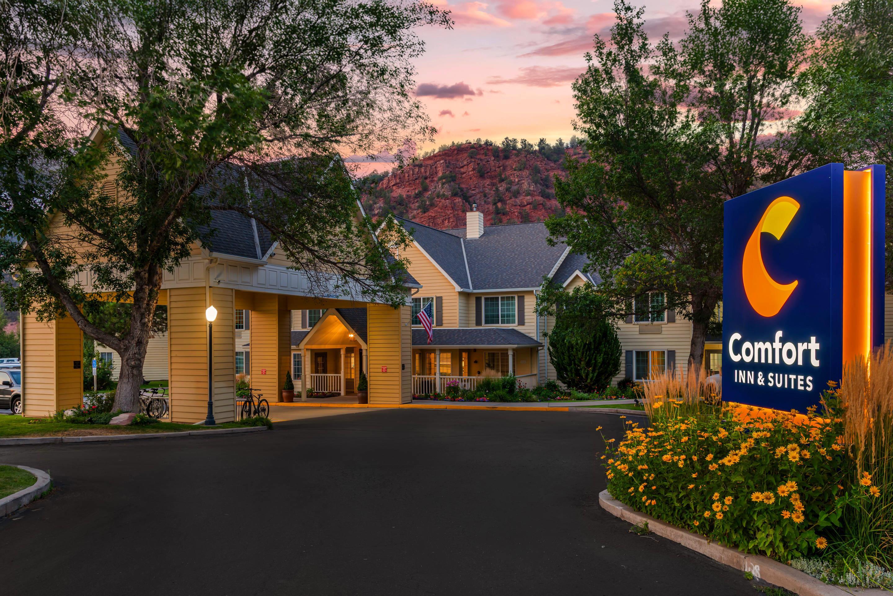 Hotel at Night | Comfort Inn & Suites Carbondale on the Roaring Fork