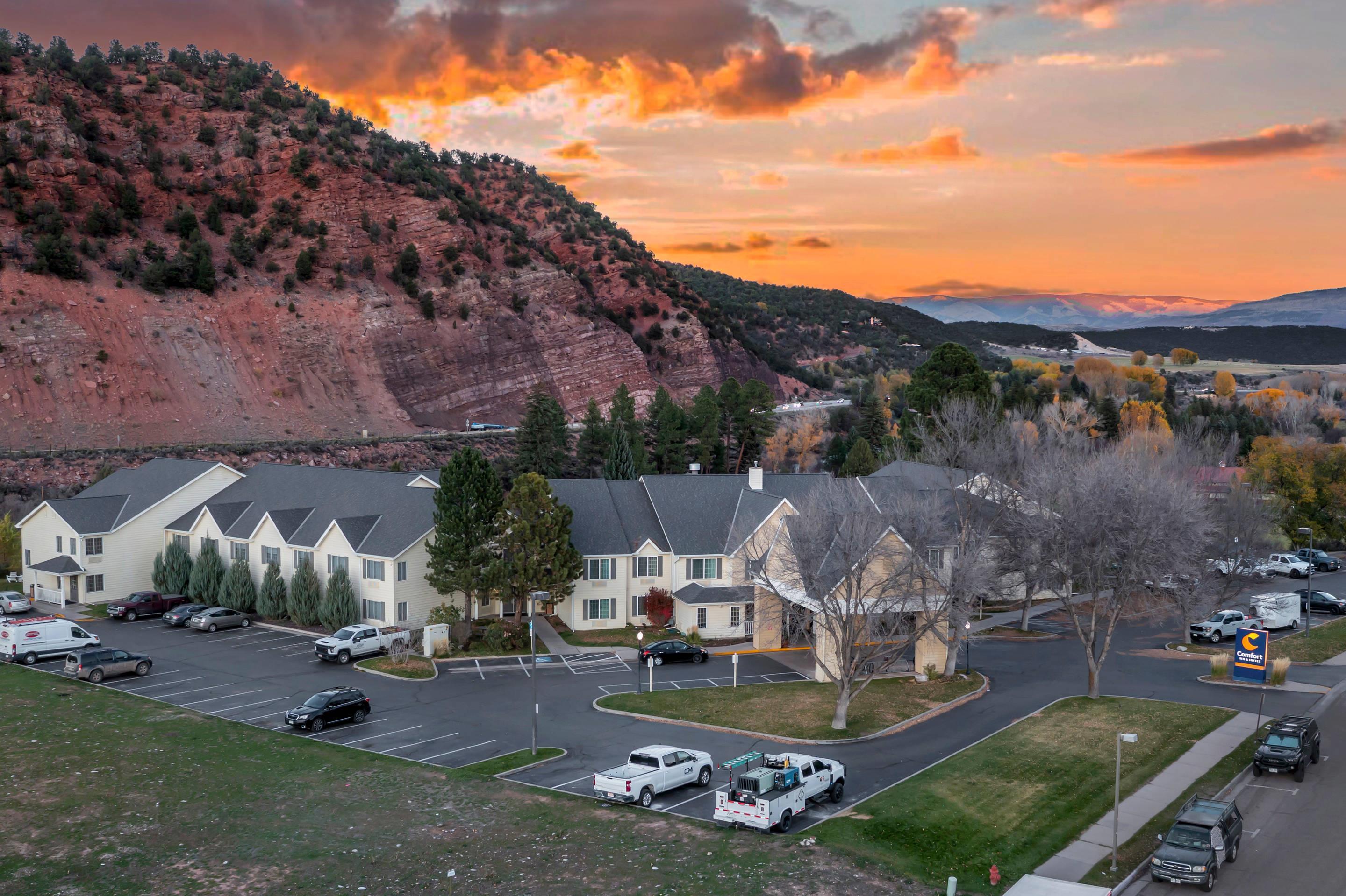 Hotel at night | Comfort Inn & Suites Carbondale on the Roaring Fork