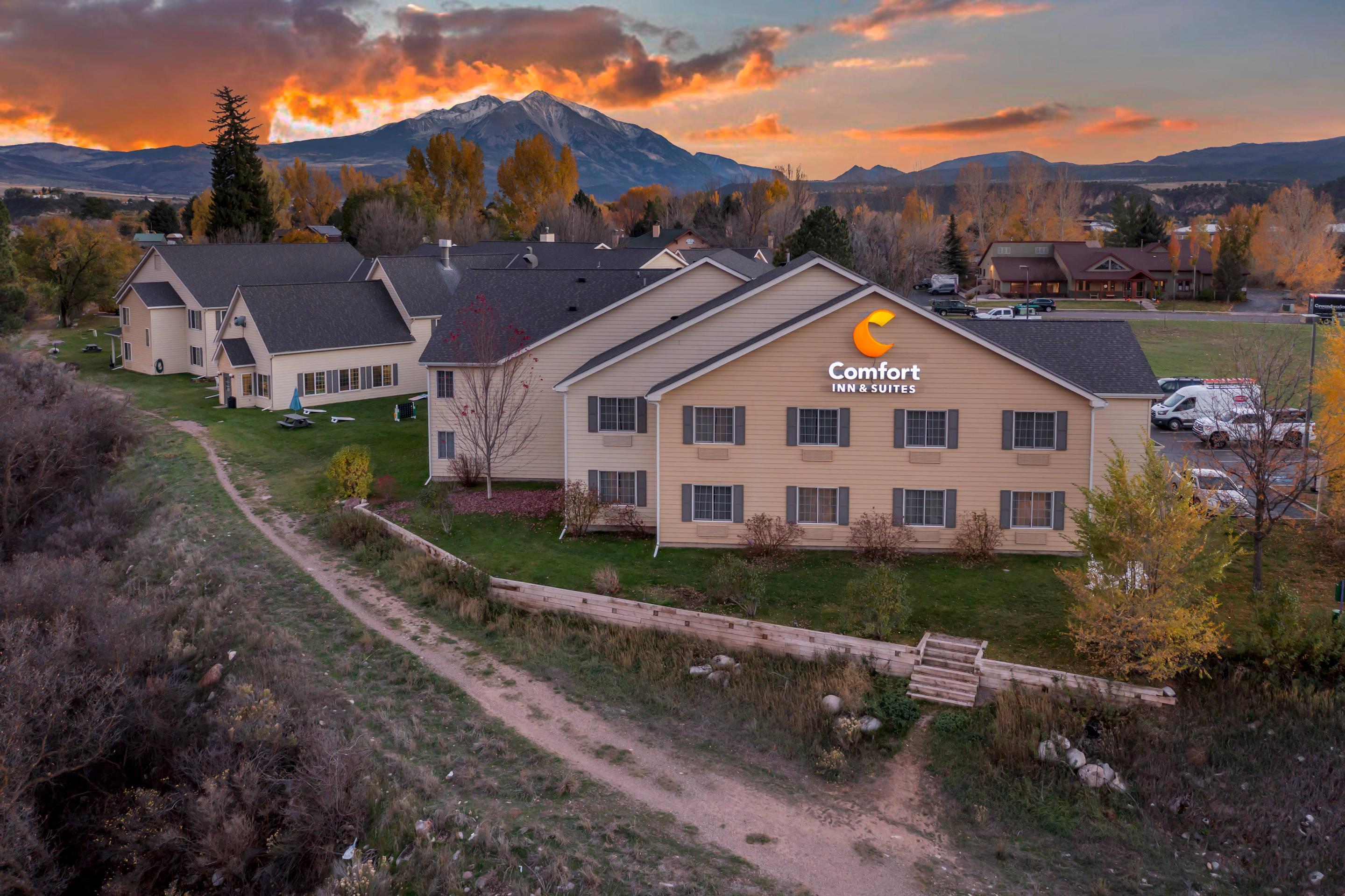 Hotel at night | Comfort Inn & Suites Carbondale on the Roaring Fork