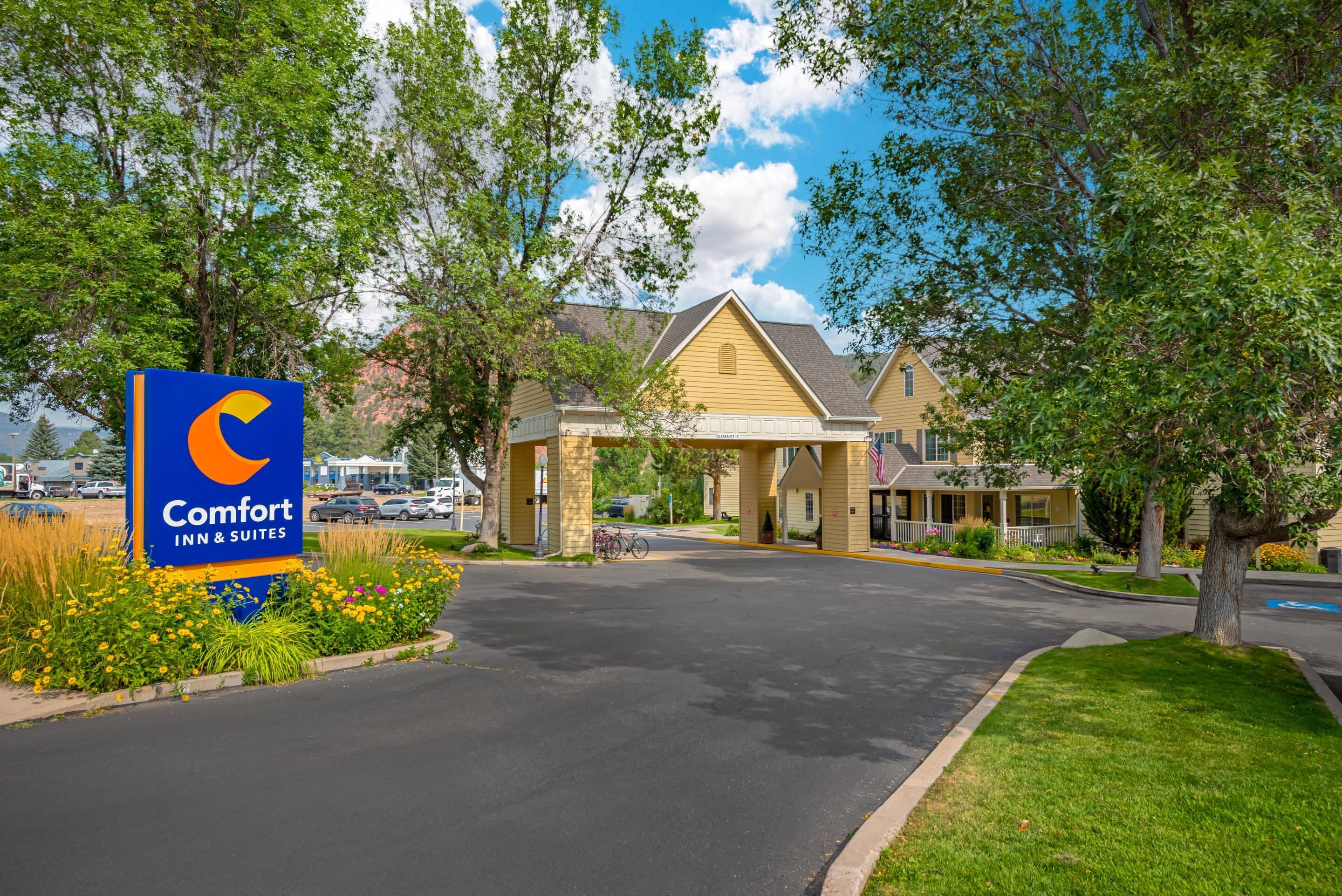 Hotel Entrance | Comfort Inn & Suites Carbondale on the Roaring Fork