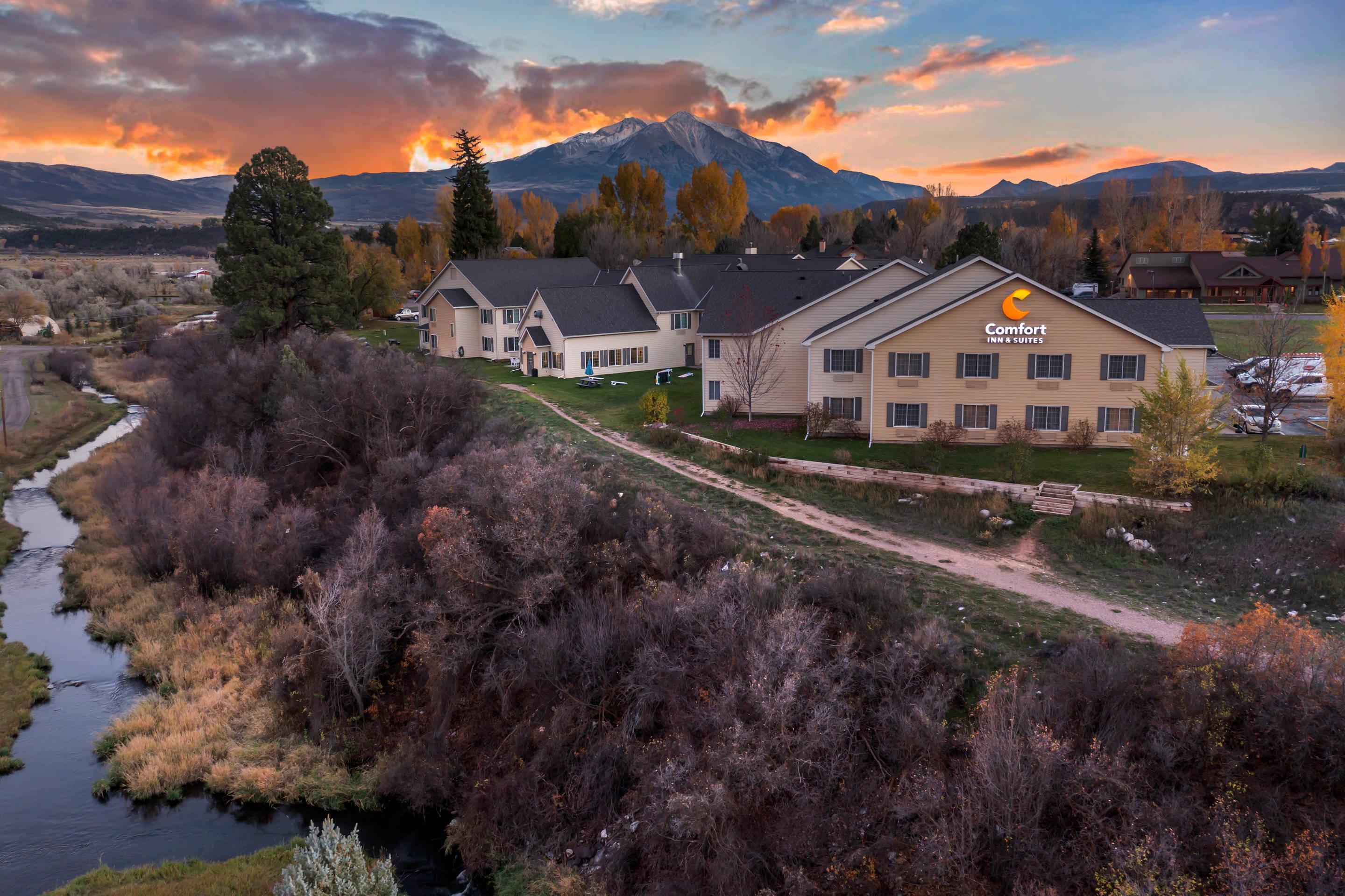 Hotel at night | Comfort Inn & Suites Carbondale on the Roaring Fork