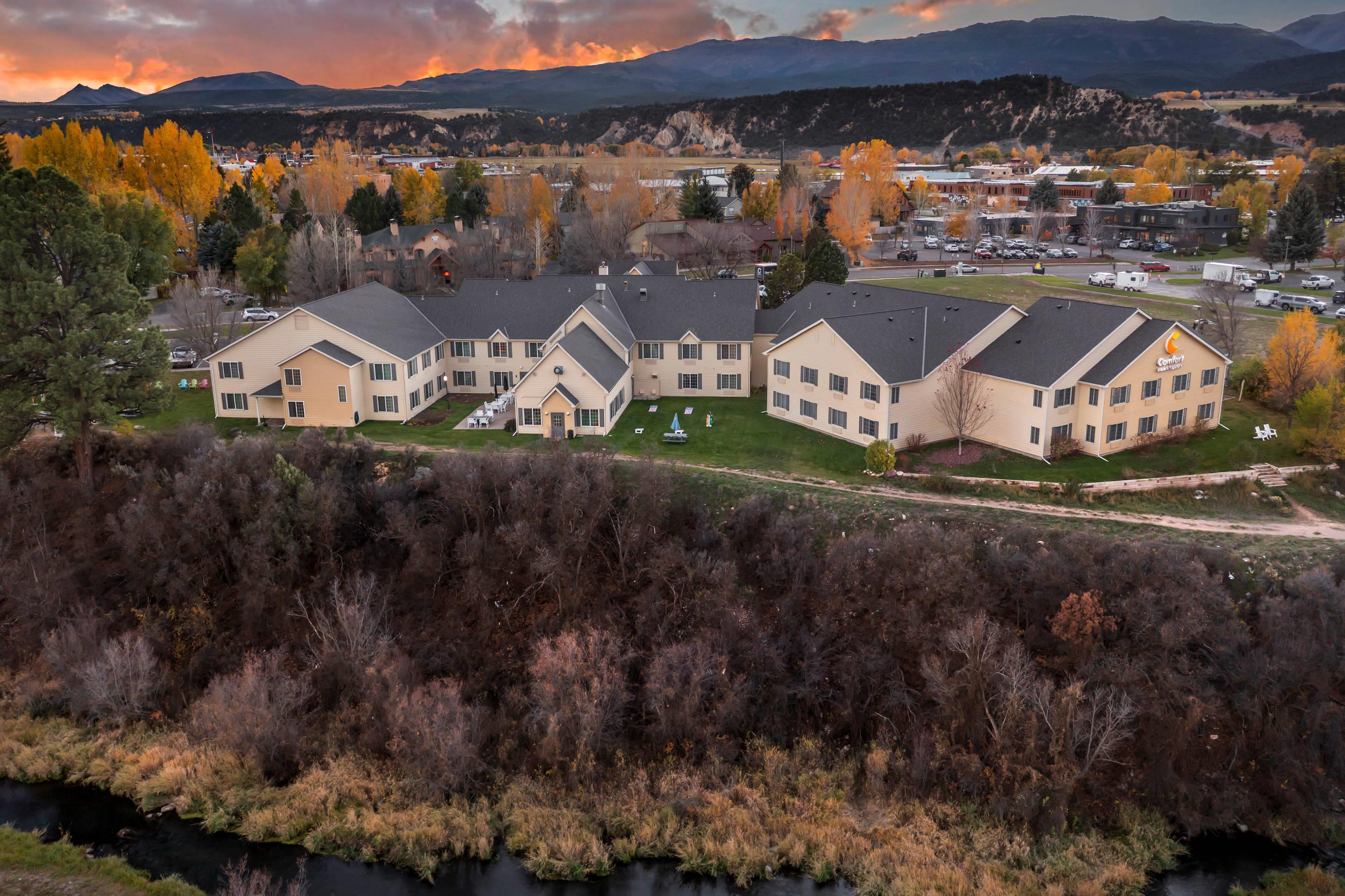 Hotel at night | Comfort Inn & Suites Carbondale on the Roaring Fork
