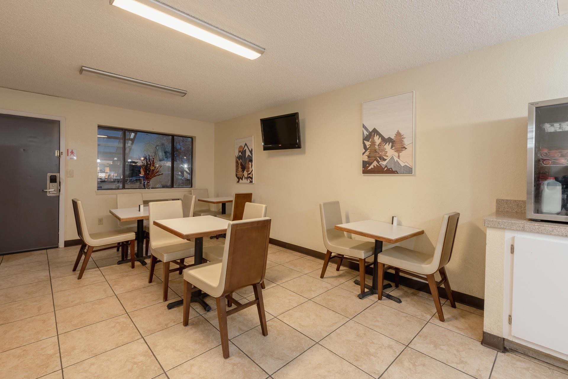 Breakfast area | Econo Lodge Cortez Mesa Verde
