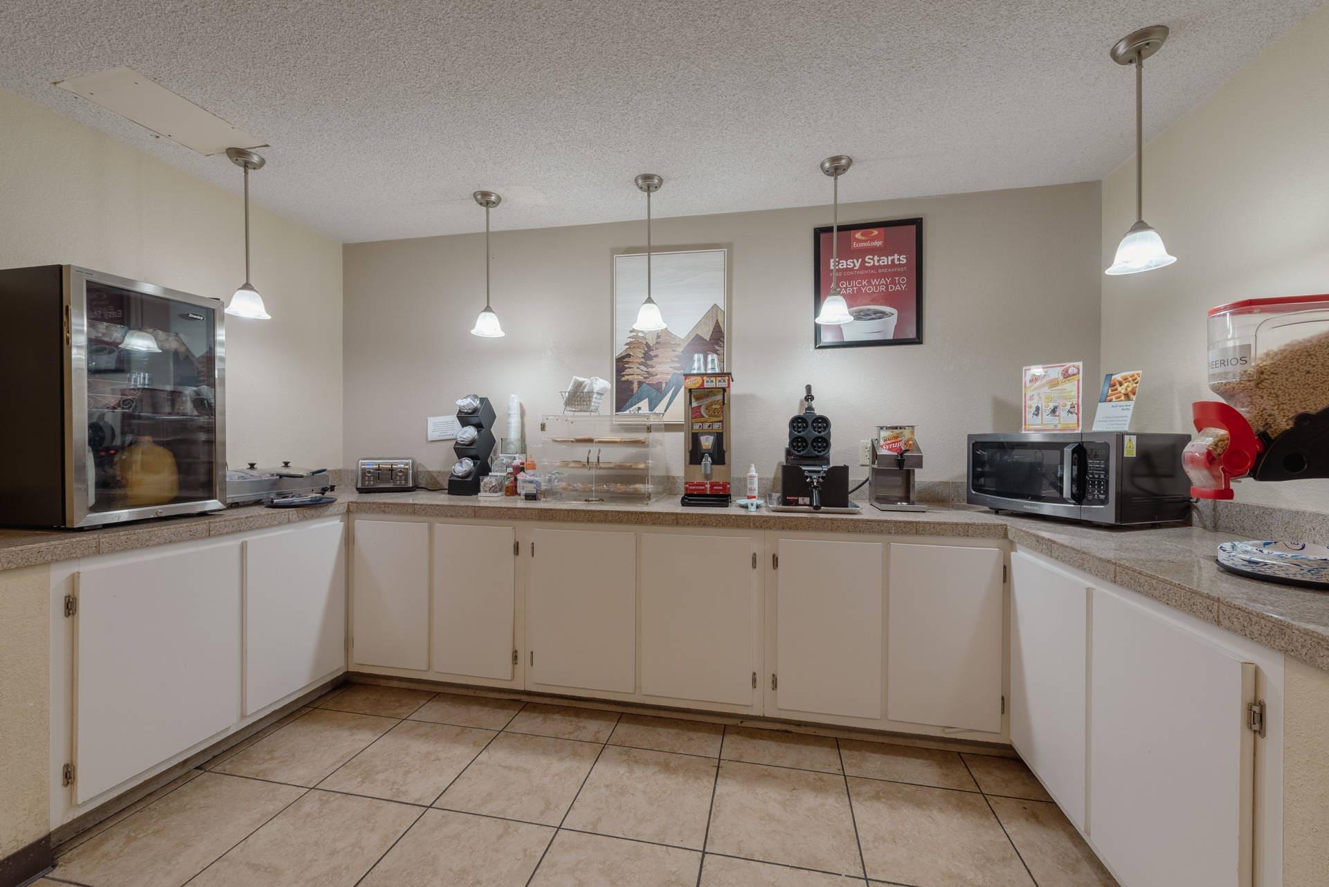 Breakfast area | Econo Lodge Cortez Mesa Verde