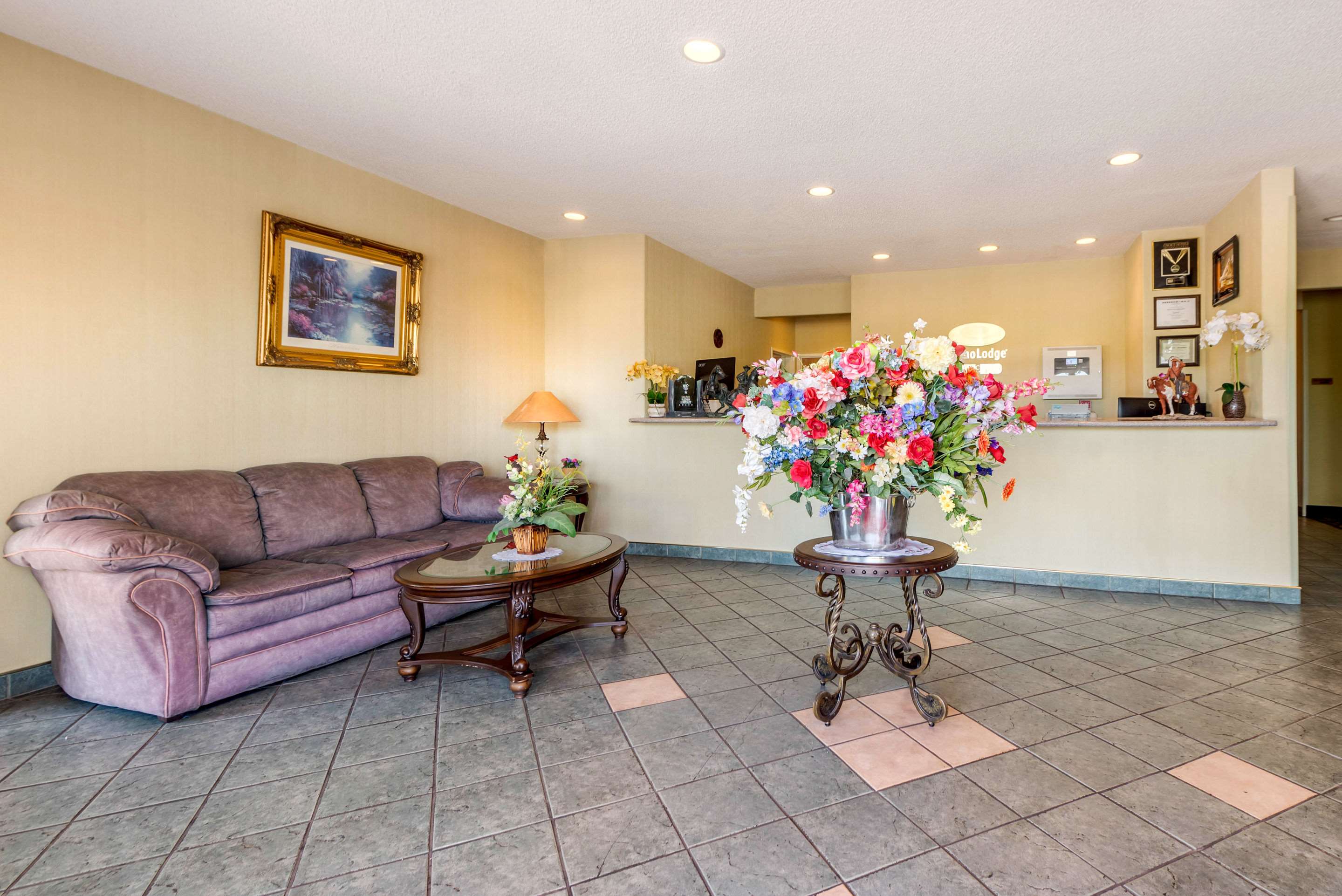 Hotel lobby | Econo Lodge Airport/Colorado Springs