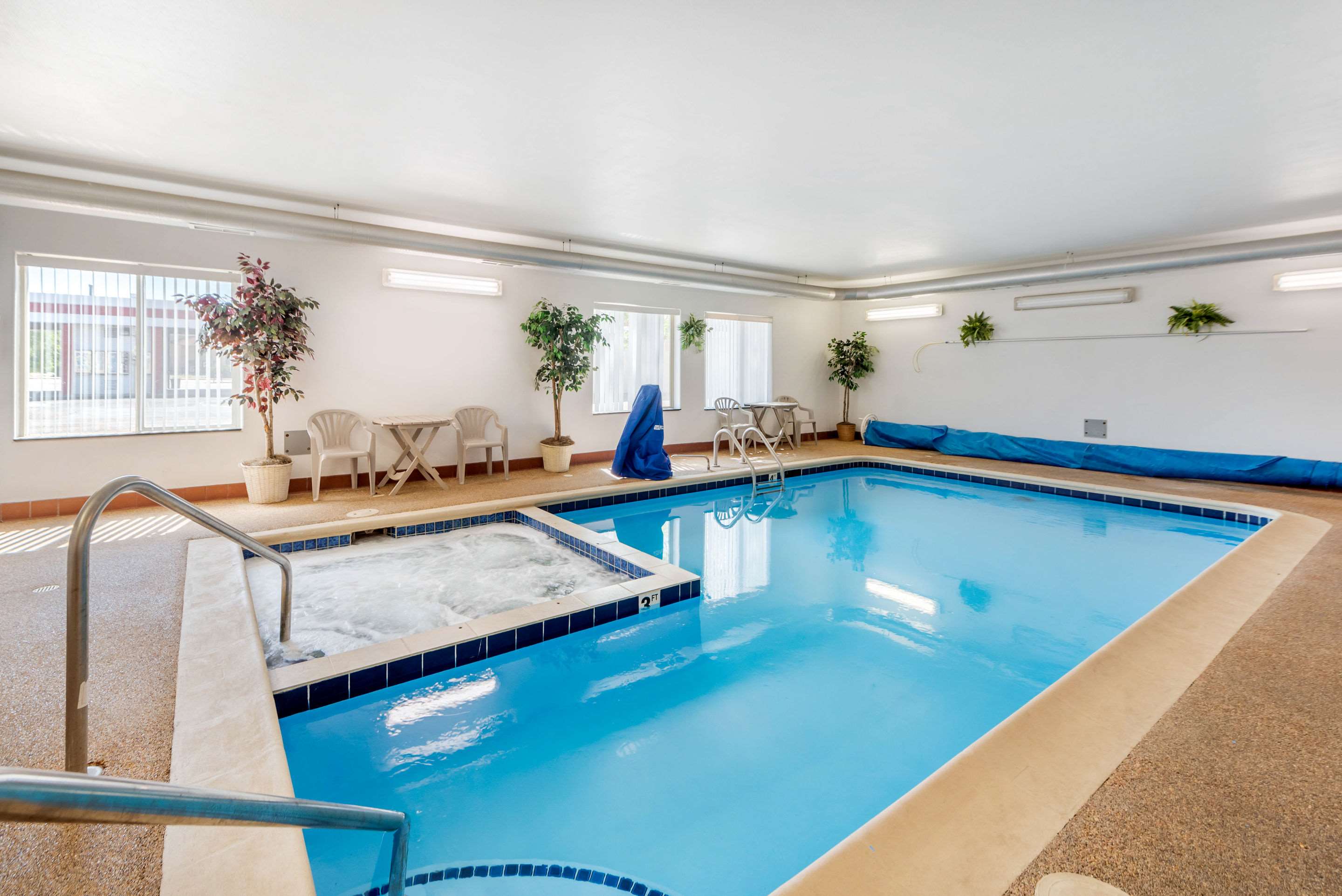 Indoor pool | Econo Lodge Airport/Colorado Springs