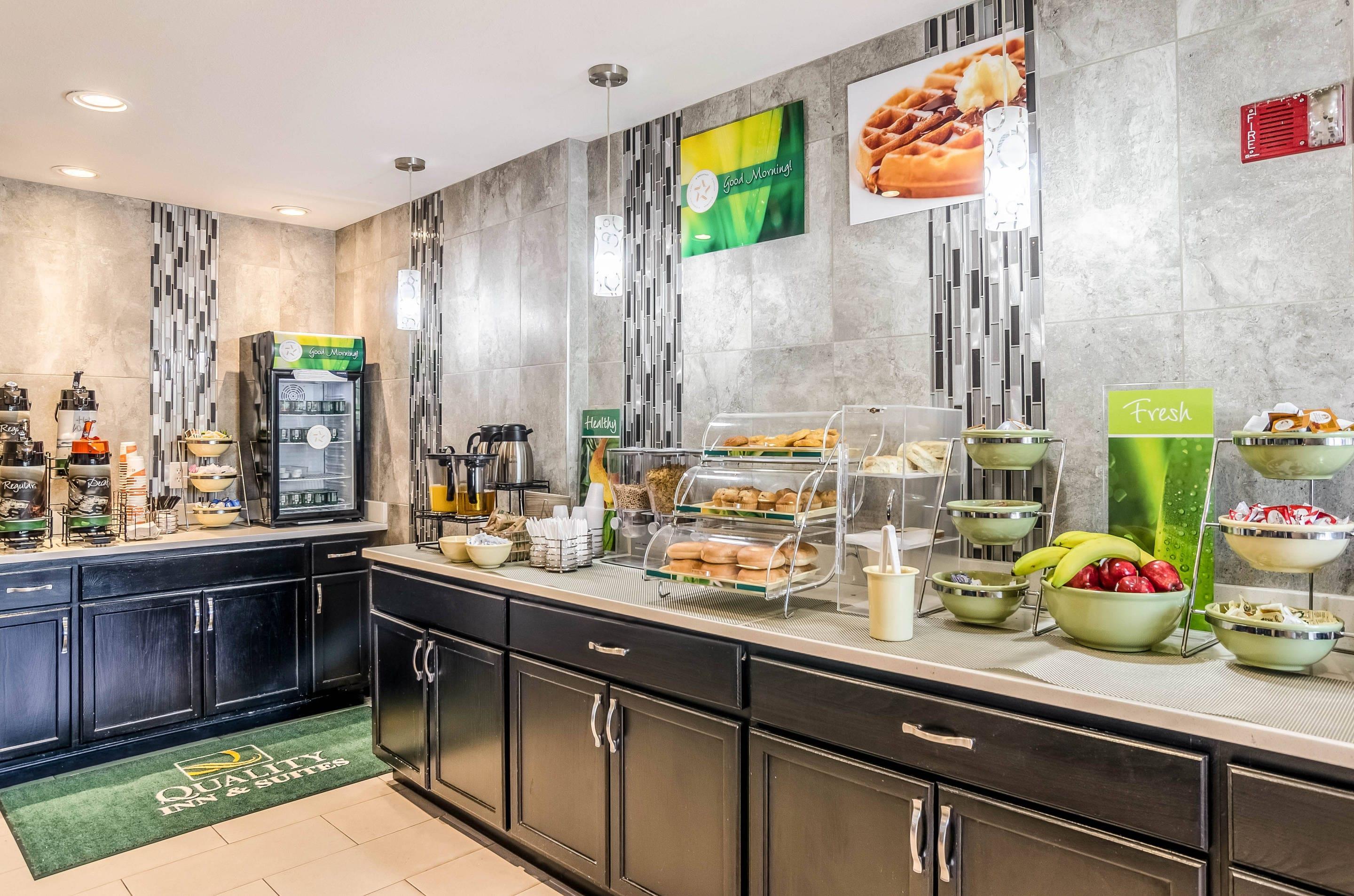 Breakfast area | Quality Inn & Suites Westminster - Broomfield