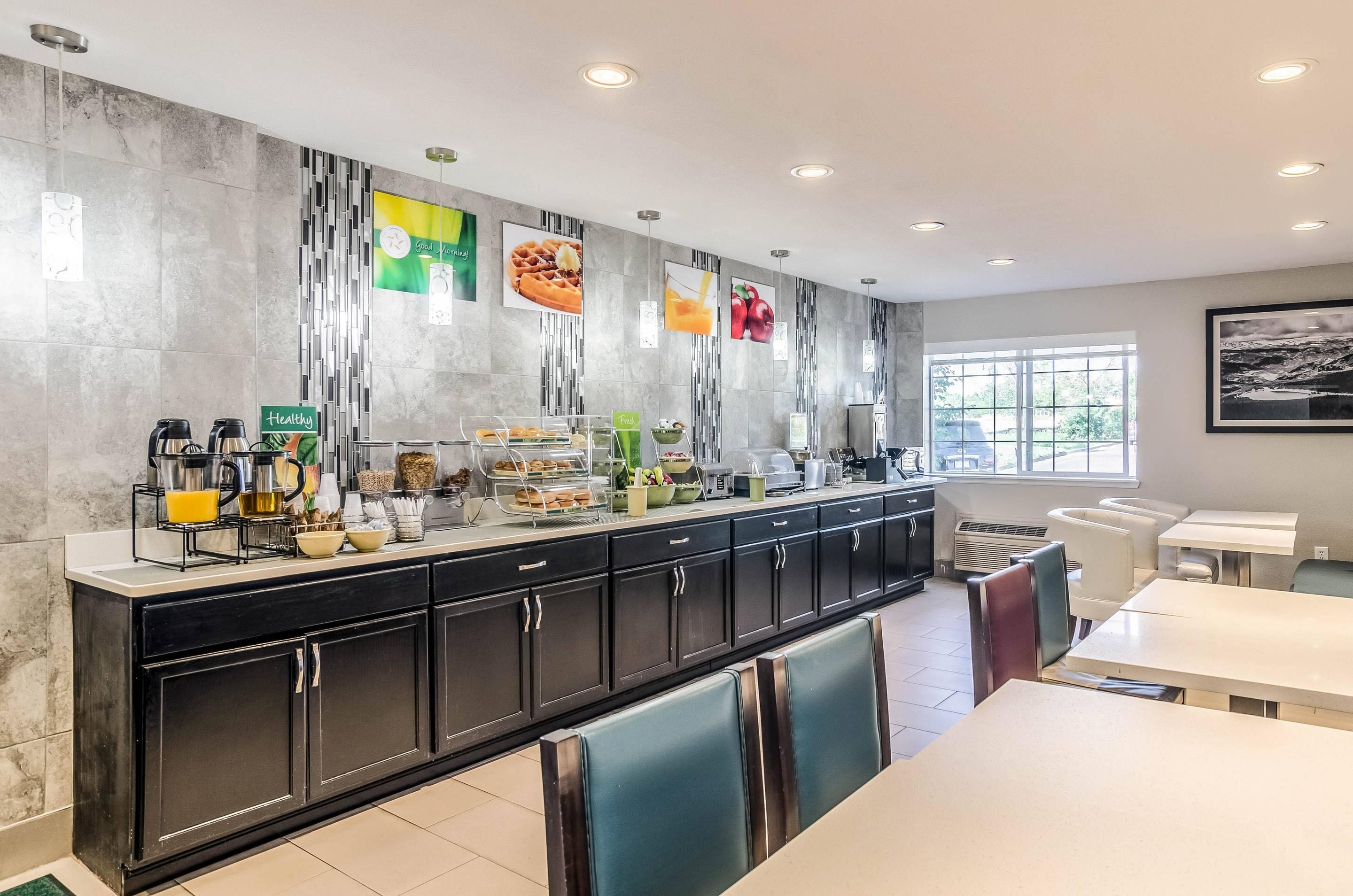 Breakfast area | Quality Inn & Suites Westminster - Broomfield