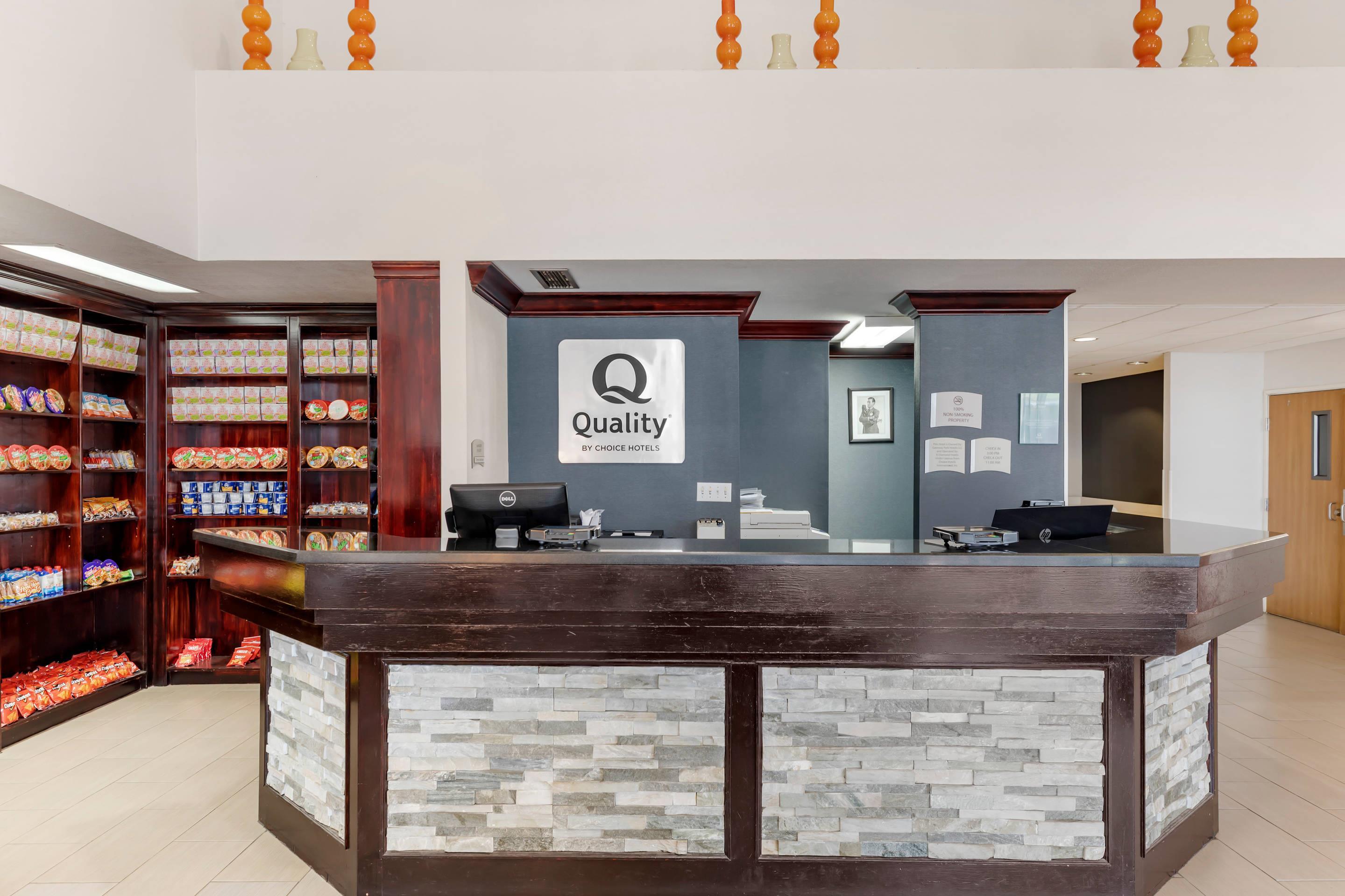 Front desk | Quality Inn and Suites Denver Airport - Gateway Park