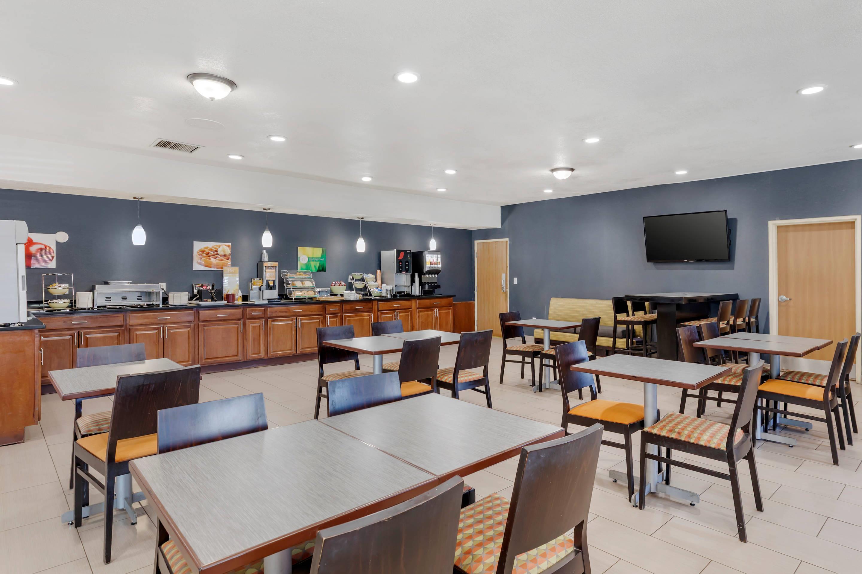 Breakfast area | Quality Inn and Suites Denver Airport - Gateway Park