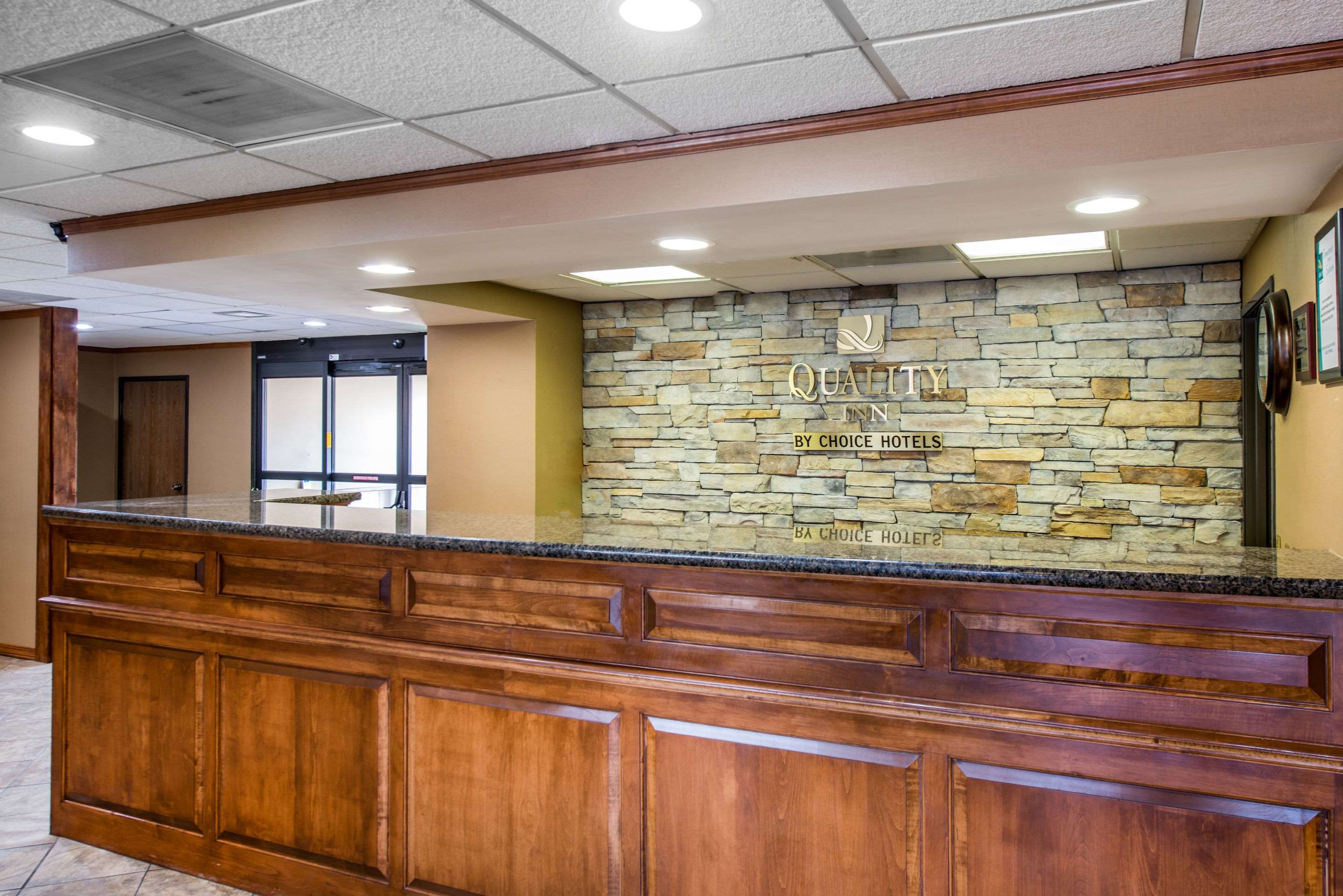 Front desk | Quality Inn South Colorado Springs